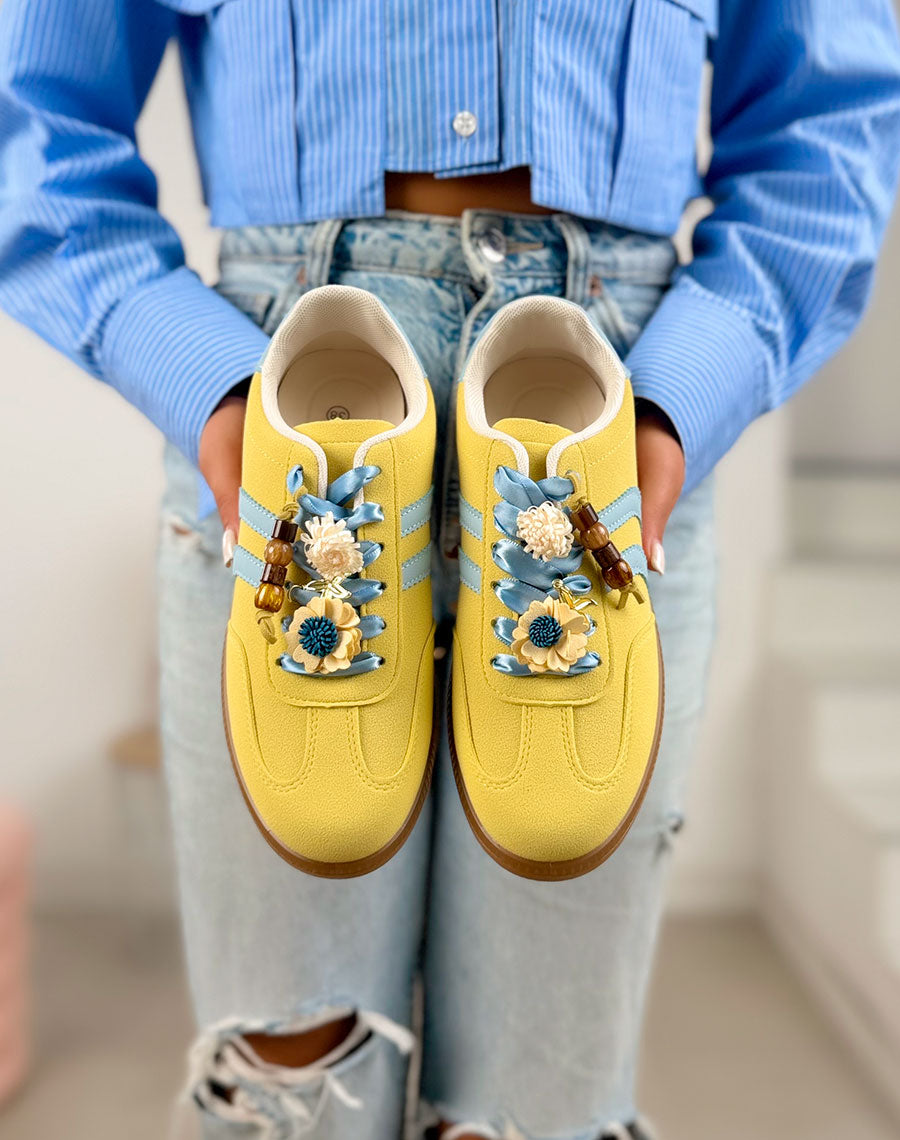 Basket femme jaune pastel tendance en suédine avec bandes bleues et bijoux fleurs