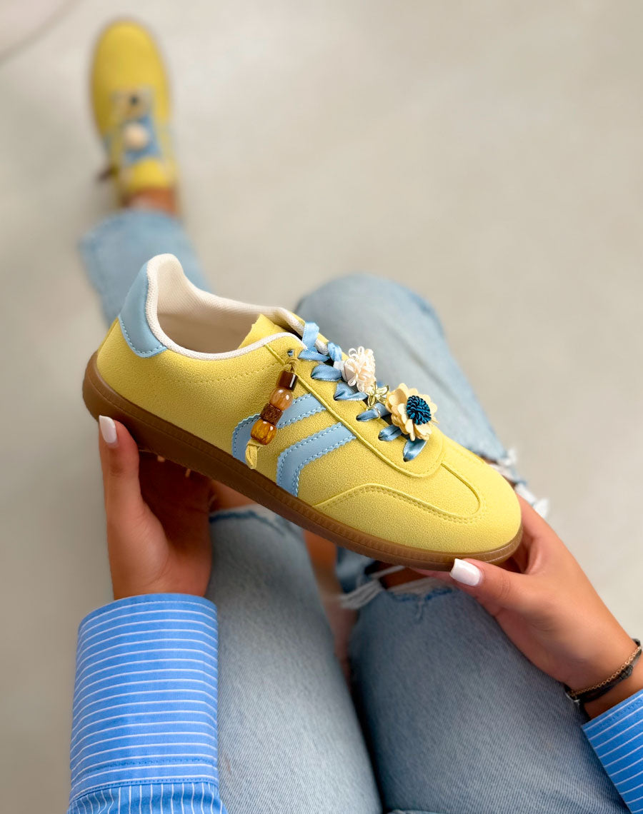 Basket femme jaune pastel tendance en suédine avec bandes bleues et bijoux fleurs