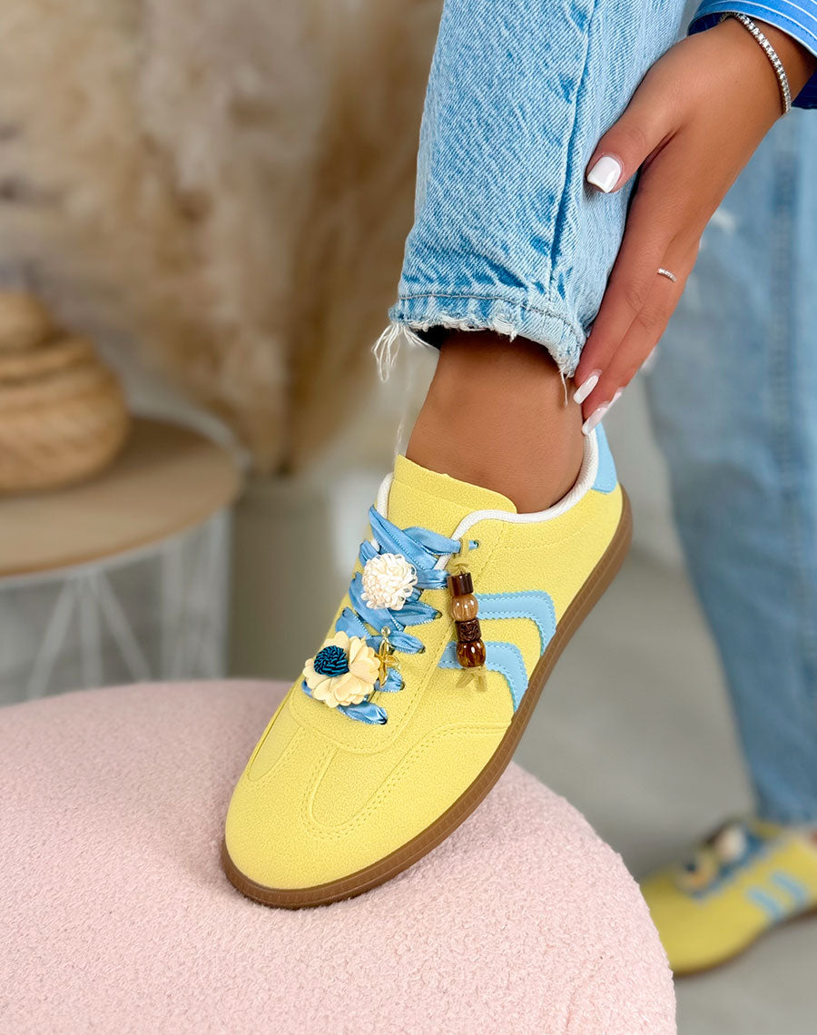 Basket femme jaune pastel tendance en suédine avec bandes bleues et bijoux fleurs