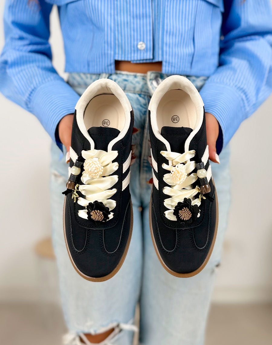 Basket femme noire tendance en suédine avec bandes blanches et bijoux fleurs dorés