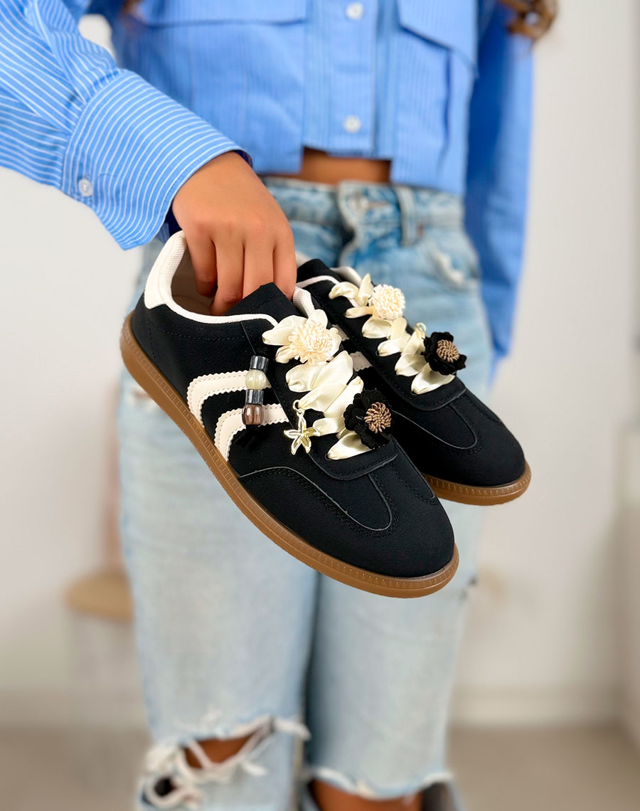 Basket femme noire tendance en suédine avec bandes blanches et bijoux fleurs dorés