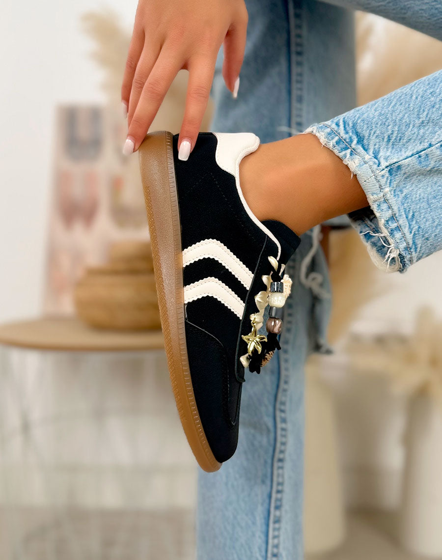 Basket femme noire tendance en suédine avec bandes blanches et bijoux fleurs dorés