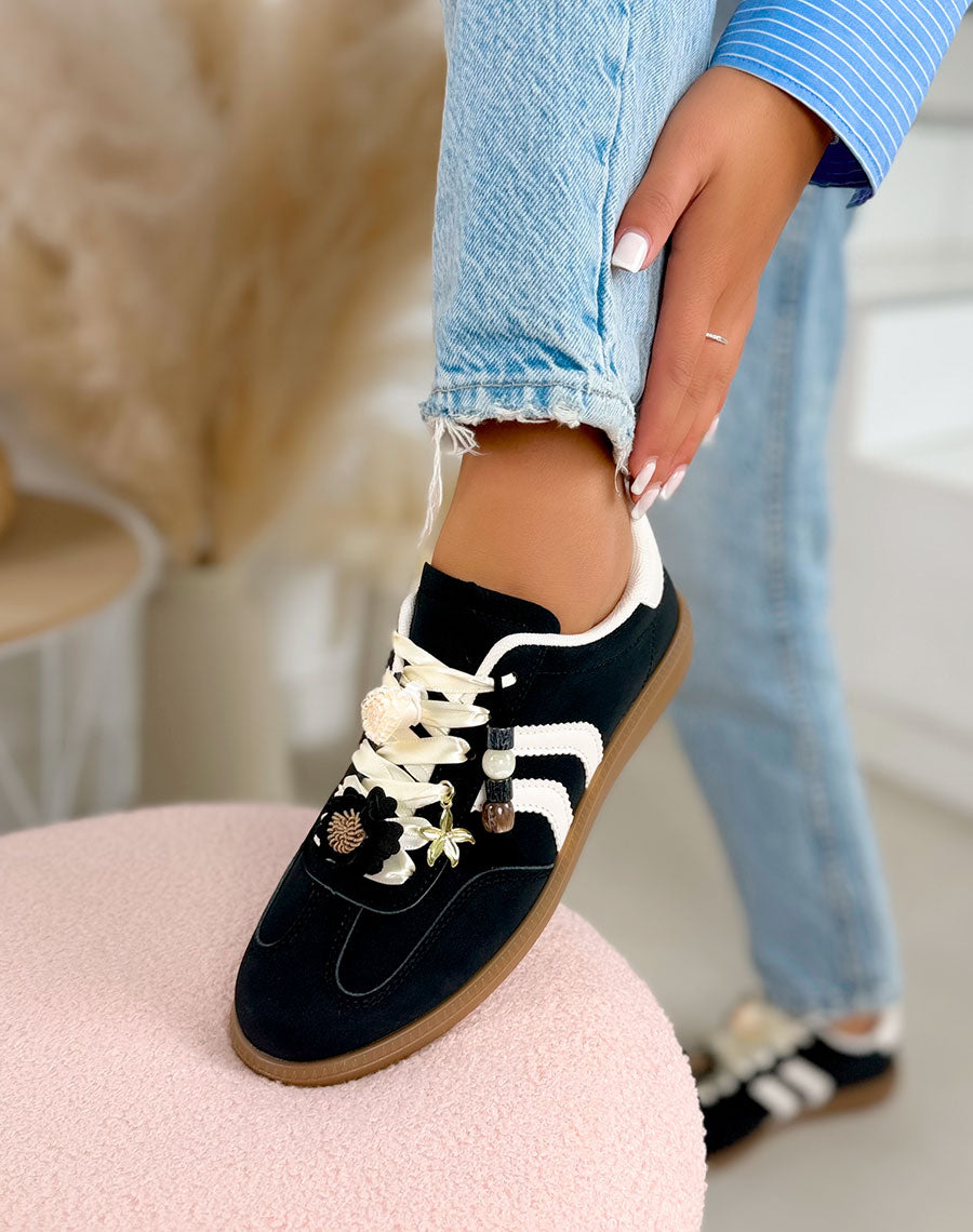 Basket femme noire tendance en suédine avec bandes blanches et bijoux fleurs dorés