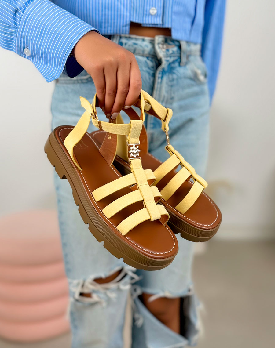 Sandales femme jaunes tendance en suédine avec semelle crantée et détail soleil doré