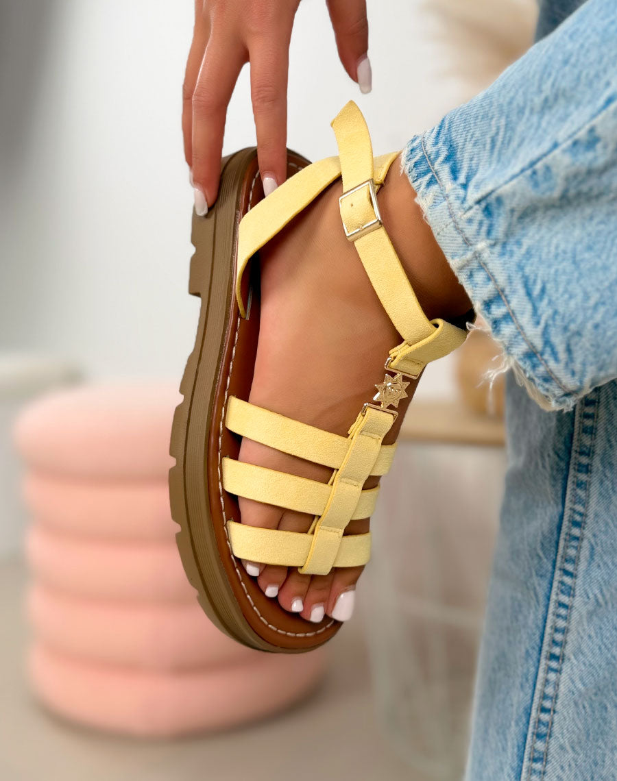 Sandales femme jaunes tendance en suédine avec semelle crantée et détail soleil doré