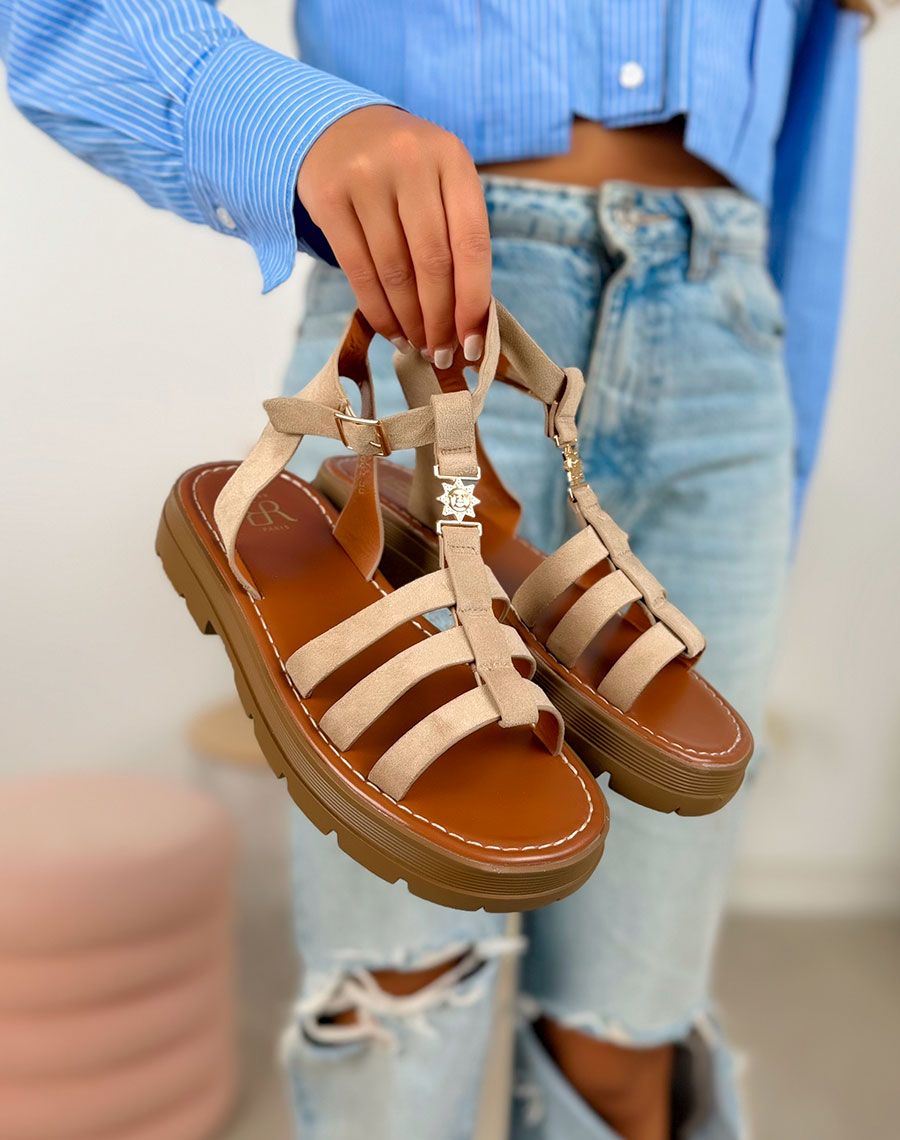 Sandales femme beige tendance en suédine avec semelle crantée et détail soleil doré