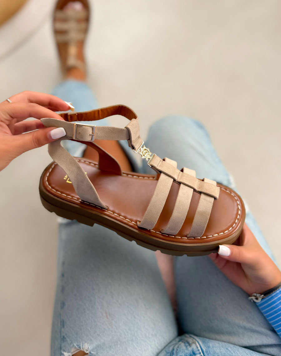 Sandales femme beige tendance en suédine avec semelle crantée et détail soleil doré
