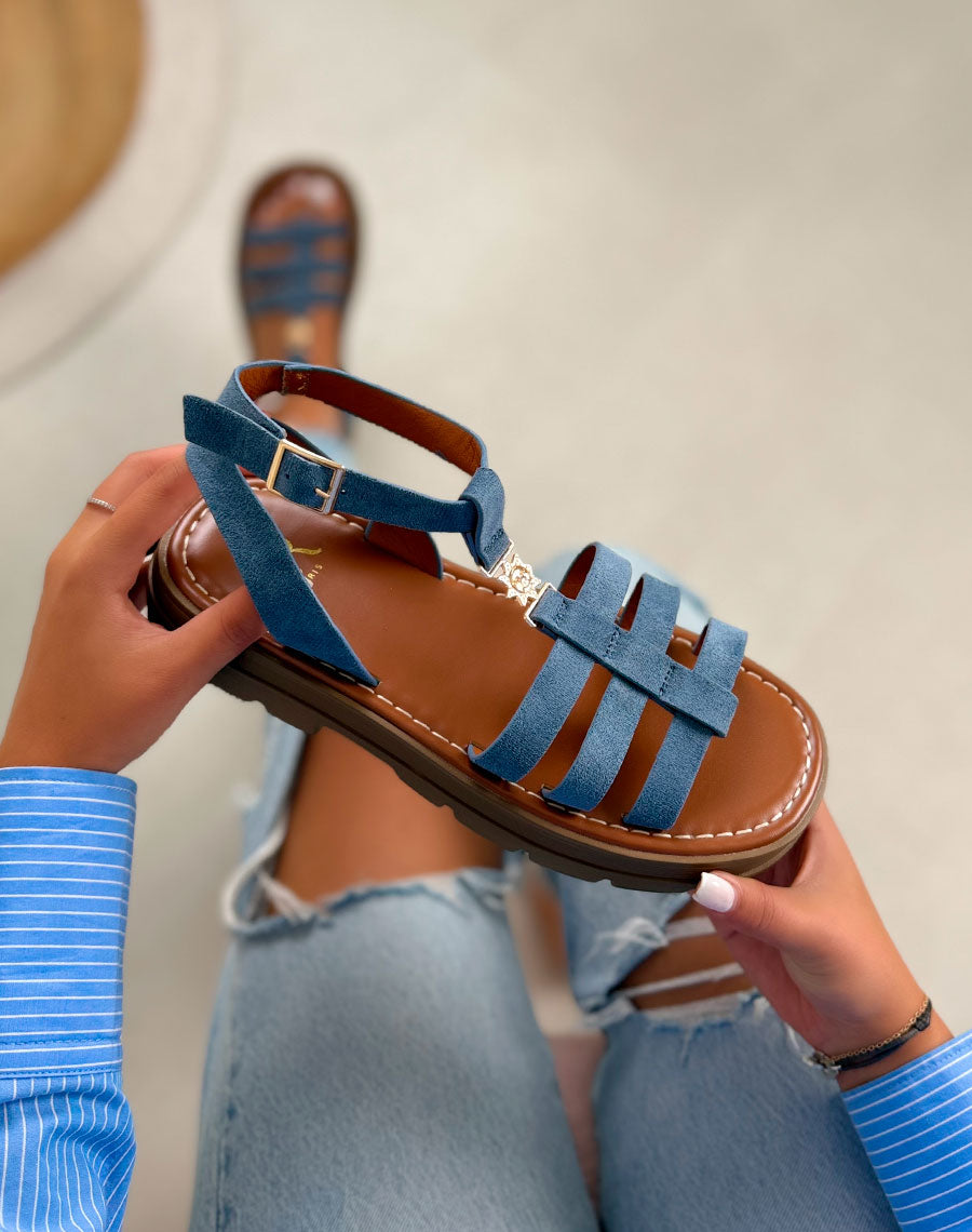 Sandales femme bleues tendance en suédine avec semelle crantée et bijou soleil doré