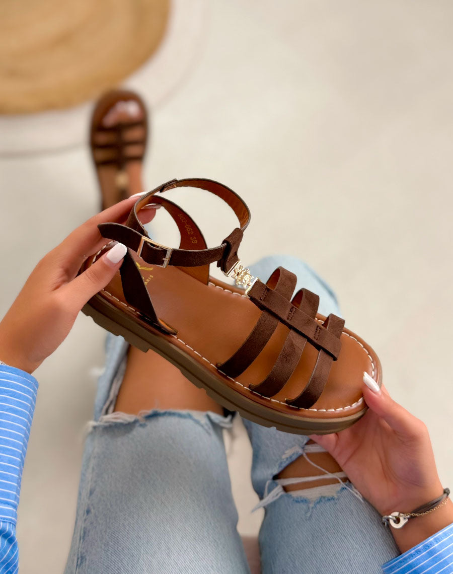 Sandales femme marron tendance en suédine avec semelle crantée et bijou soleil doré