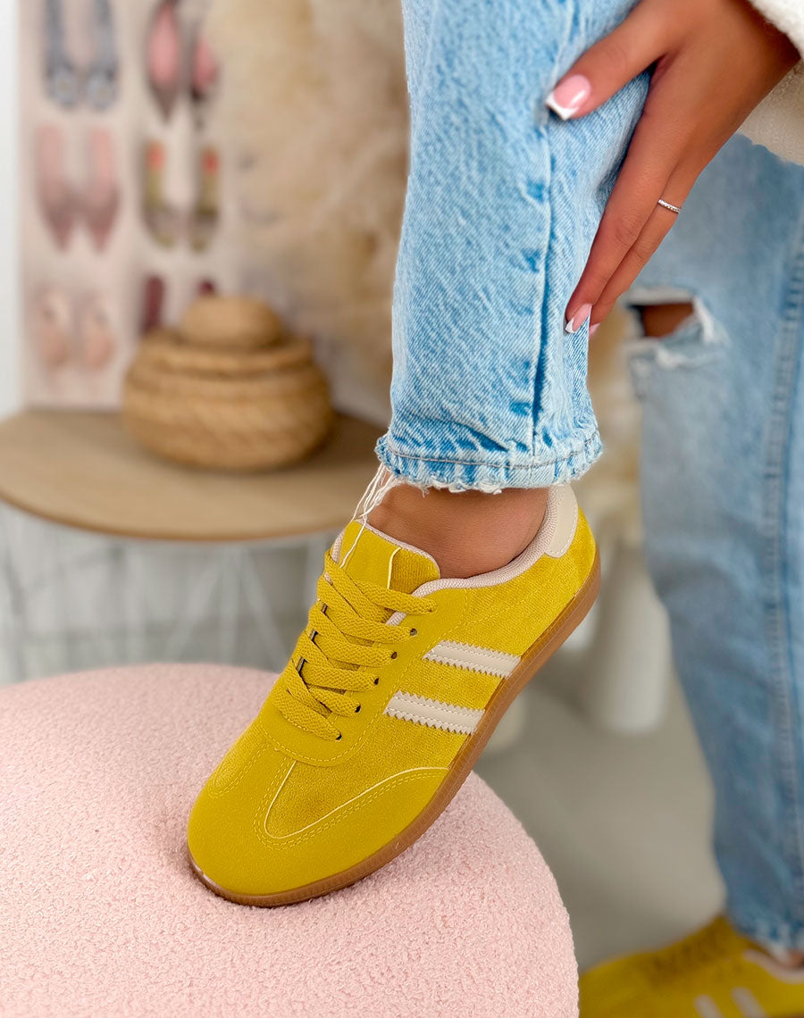 Basket femme jaune tendance en suédine à doubles bandes beiges