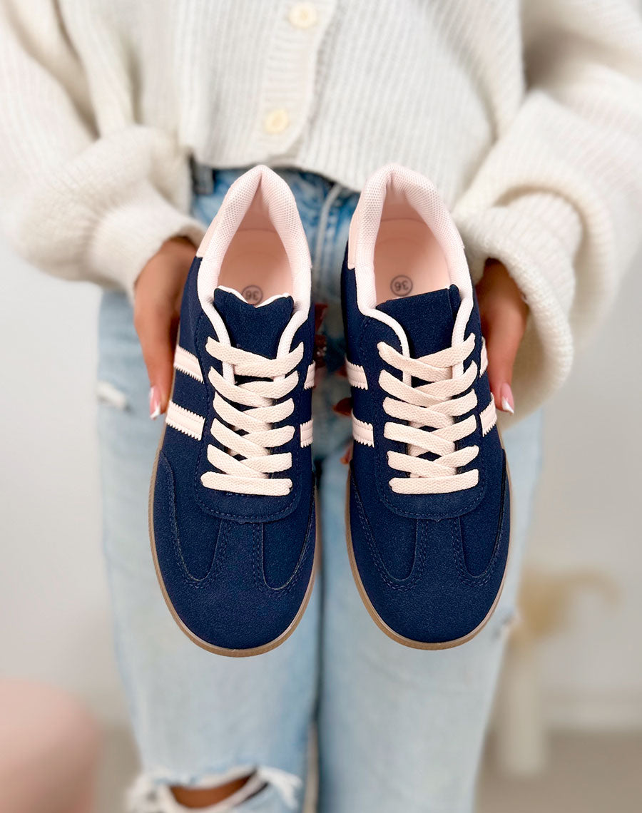 Basket femme bleu marine tendance en suédine à bandes roses