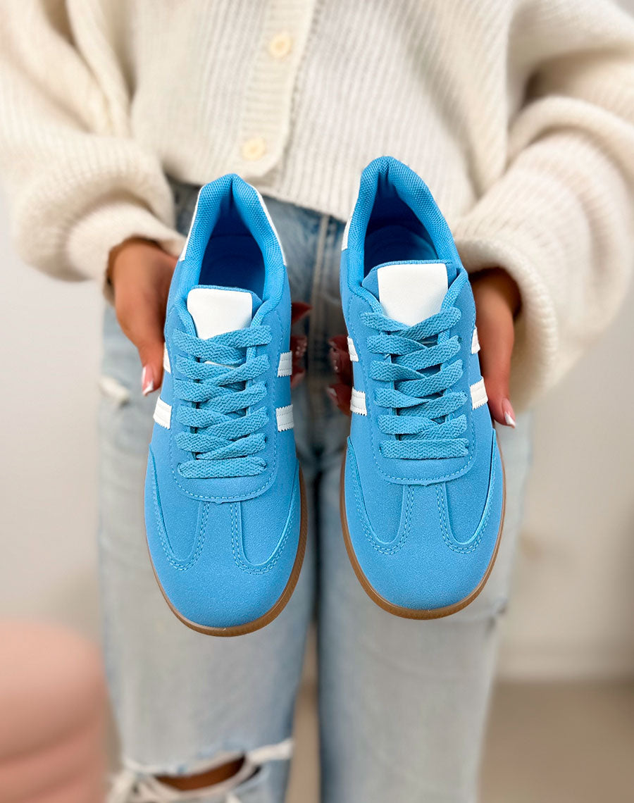 Basket femme bleue tendance en suédine à doubles bandes blanches