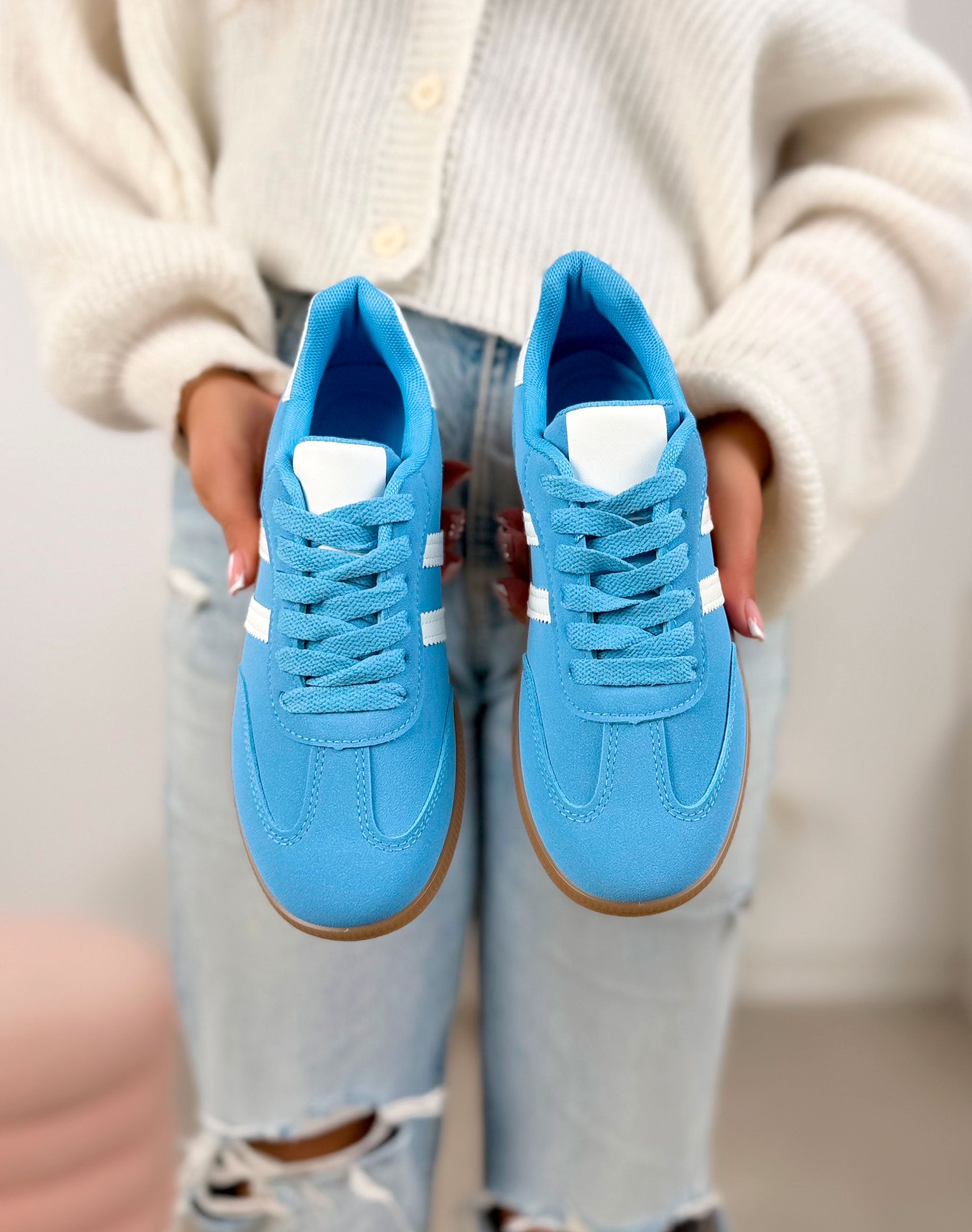 Basket femme bleue tendance en suédine à doubles bandes blanches