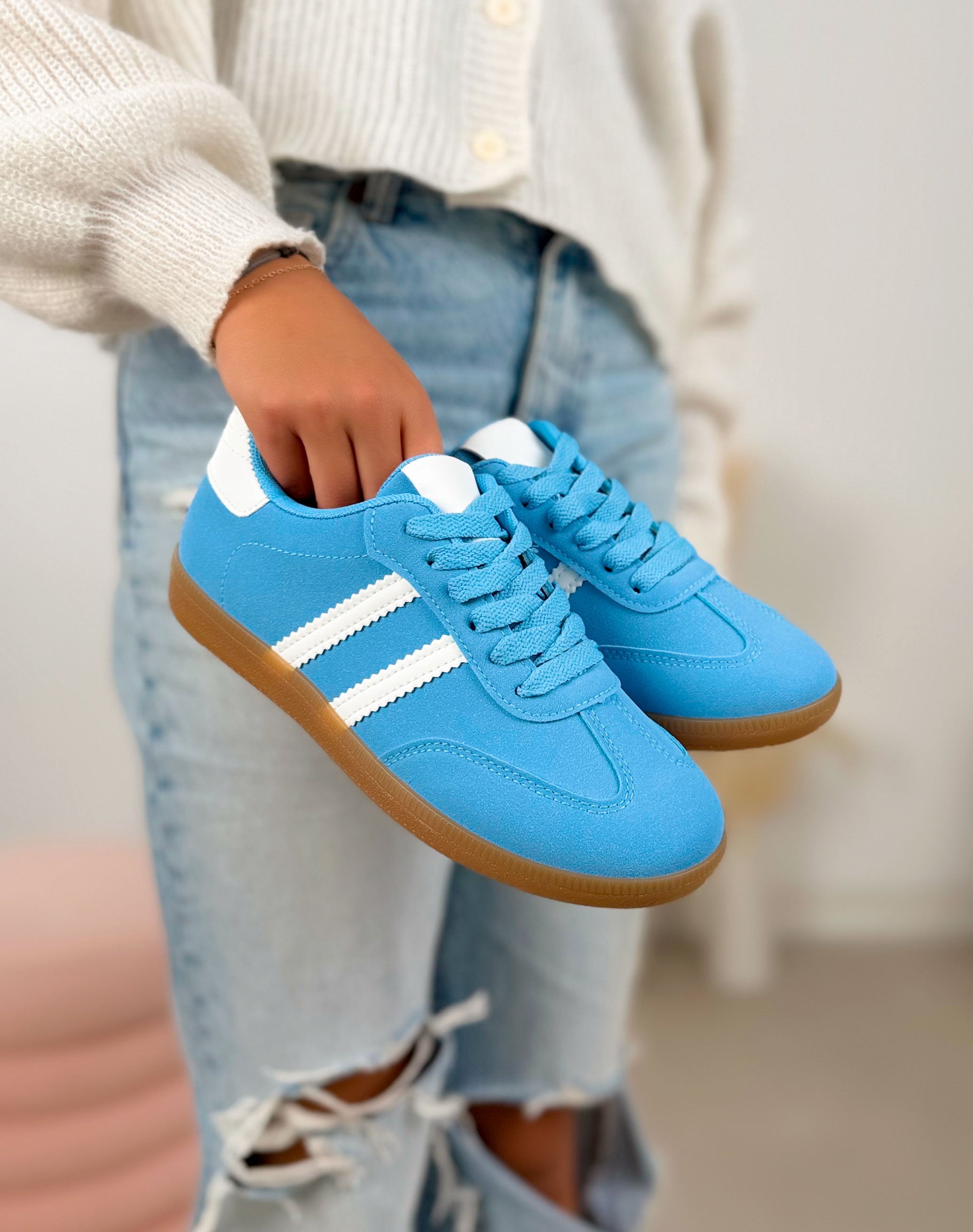 Basket femme bleue tendance en suédine à doubles bandes blanches
