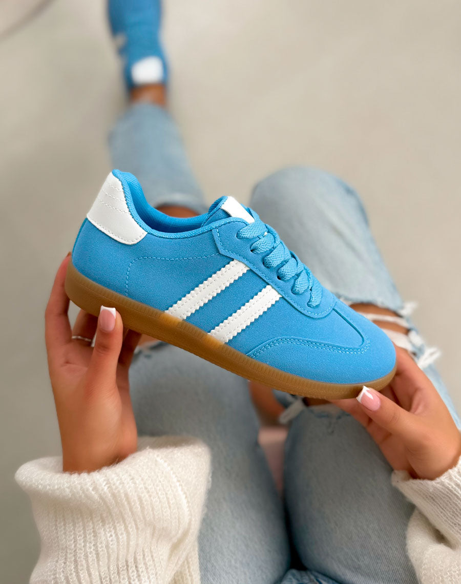 Basket femme bleue tendance en suédine à doubles bandes blanches