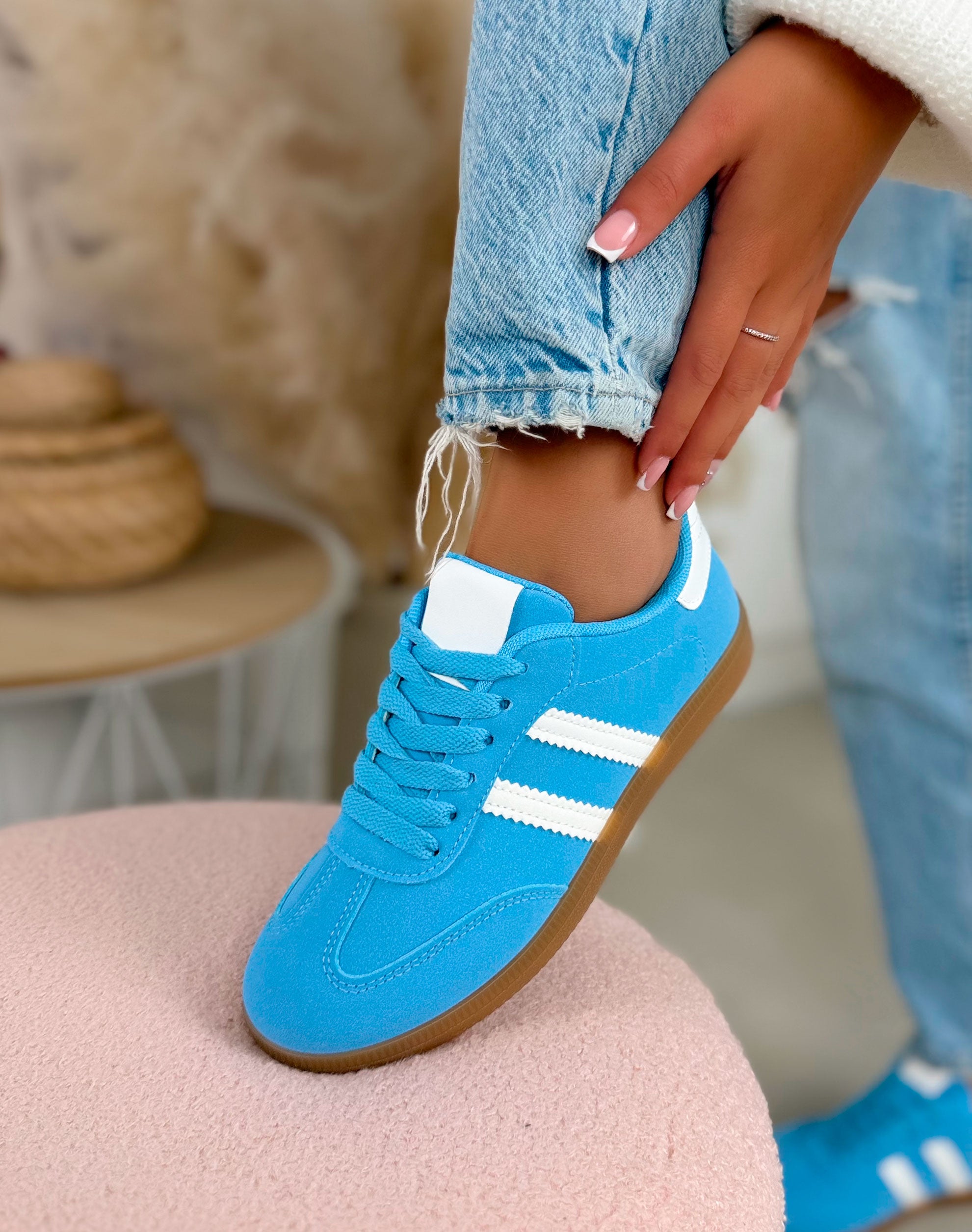 Basket femme bleue tendance en suédine à doubles bandes blanches