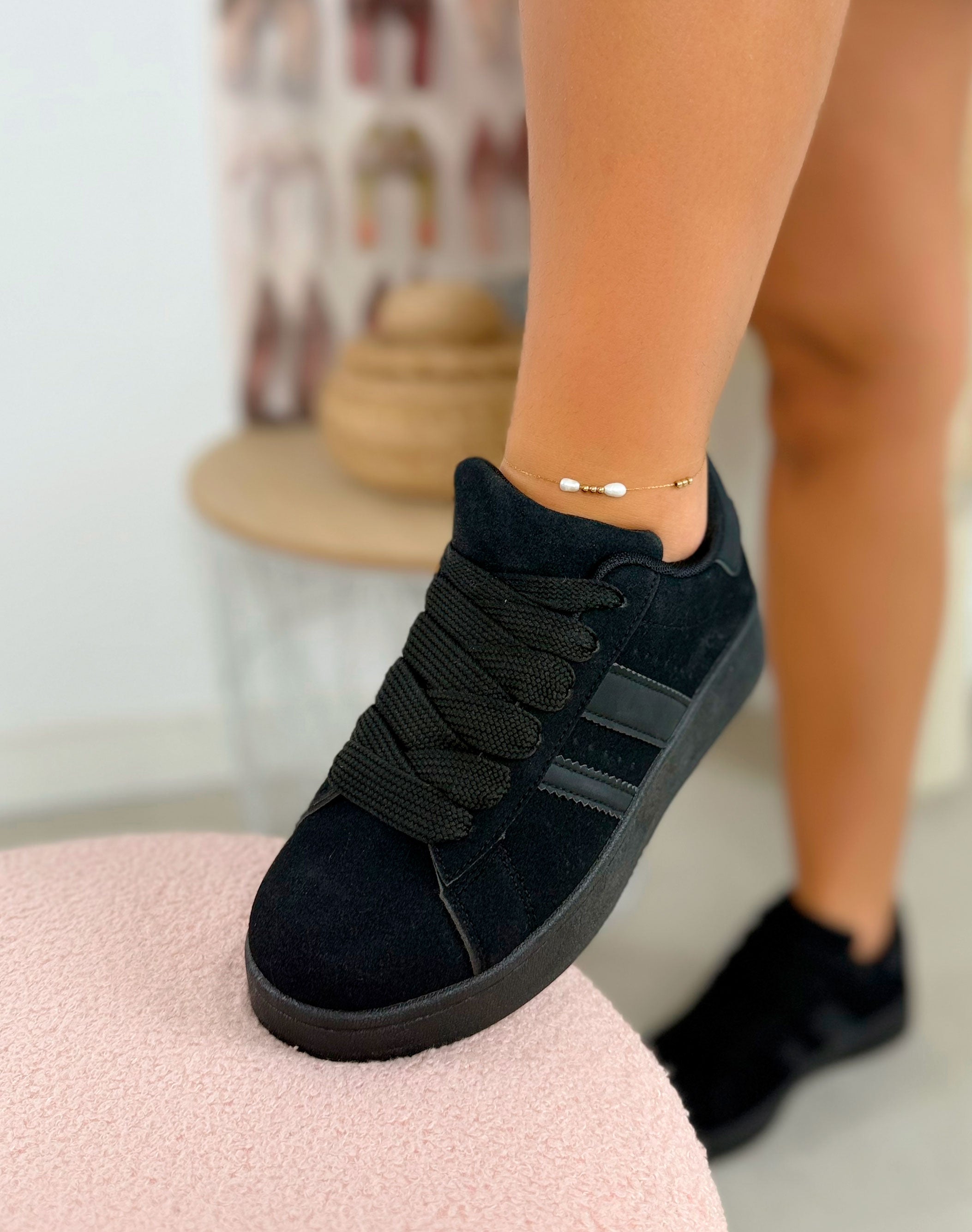 Basket femme noire tendance en suédine avec lacets épais et semelle plateforme