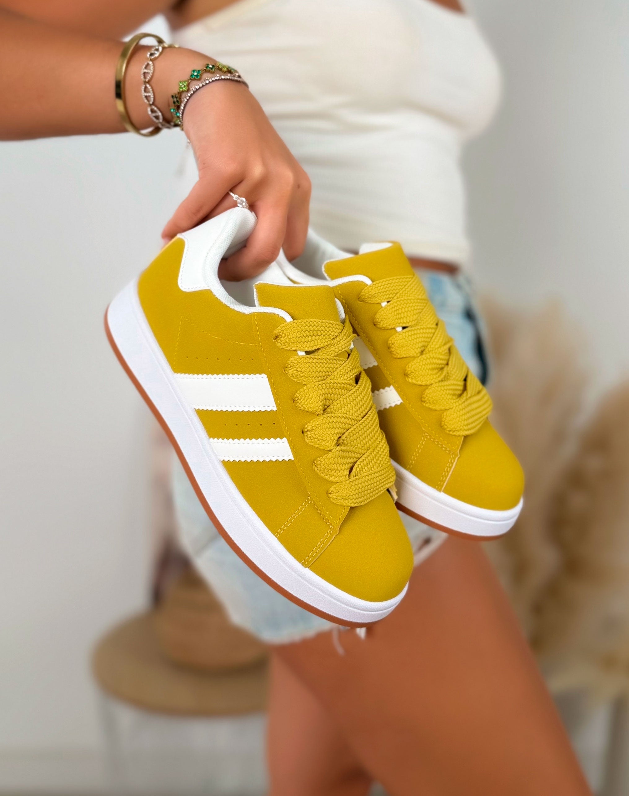 Basket femme jaune moutarde tendance en suédine avec lacets épais et bandes blanches