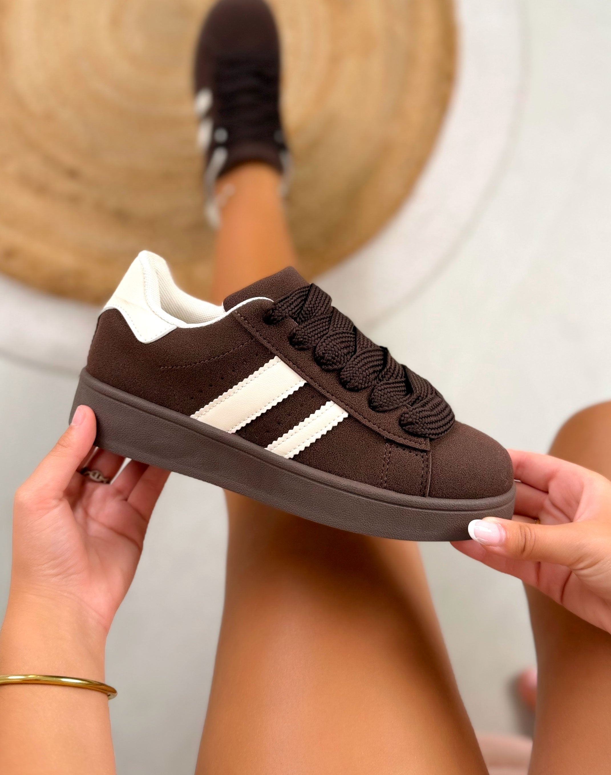 Basket femme marron élégante en suédine avec lacets épais et bandes blanches