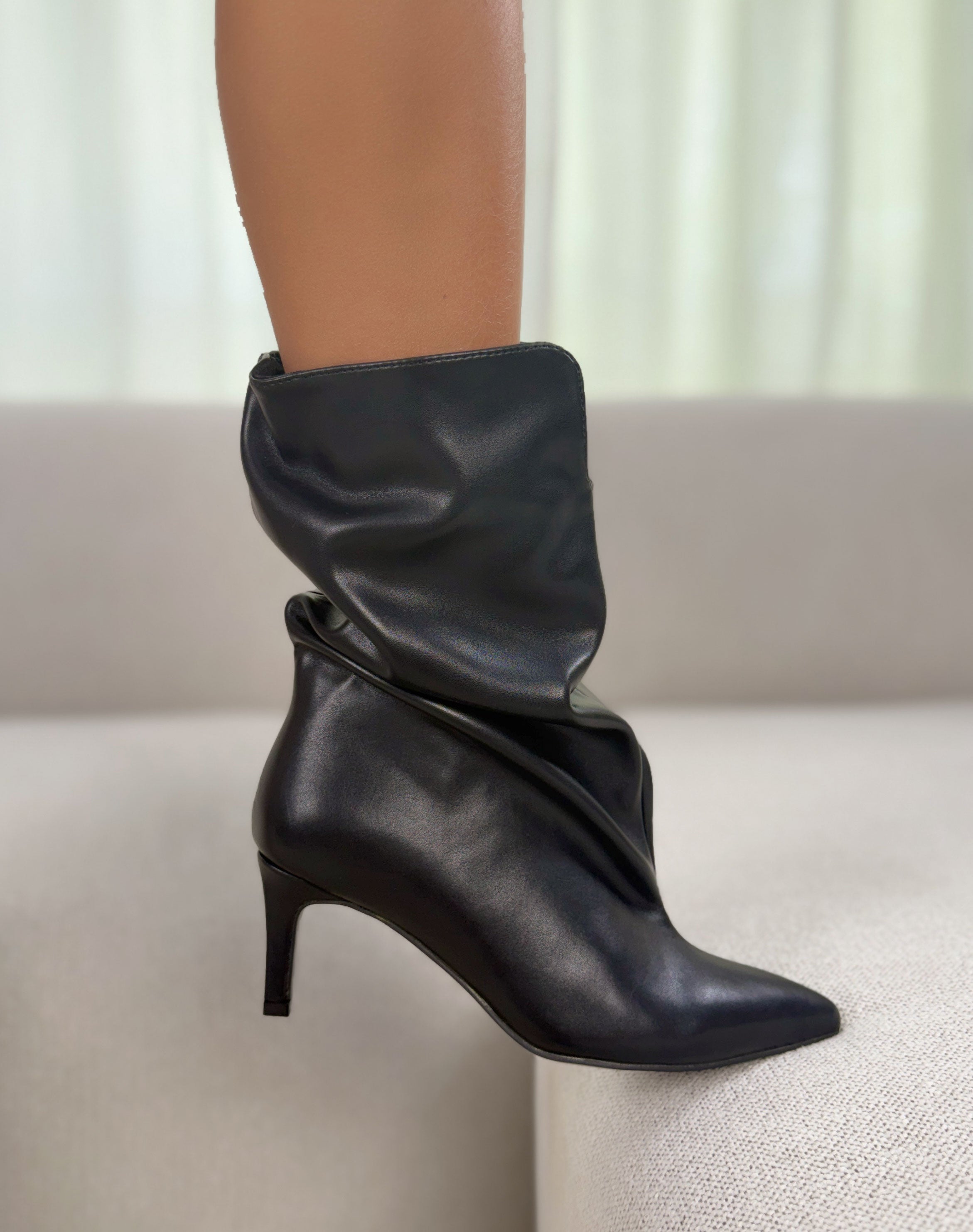 Bottine femme noire élégante à tige plissée avec bout pointu et talon aiguille moyen