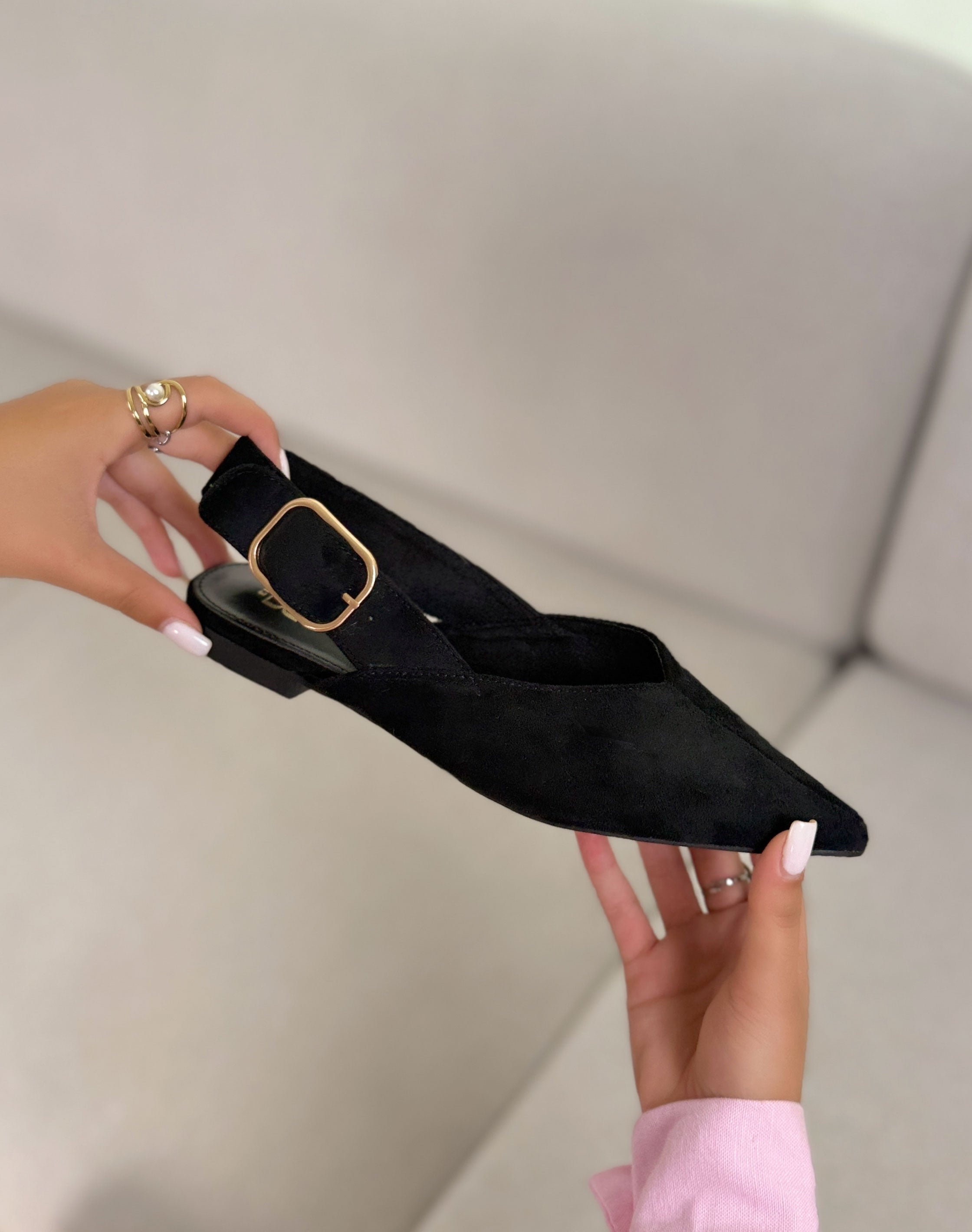 Escarpin plat femme noir élégant en suédine avec bout pointu et bride à boucle dorée
