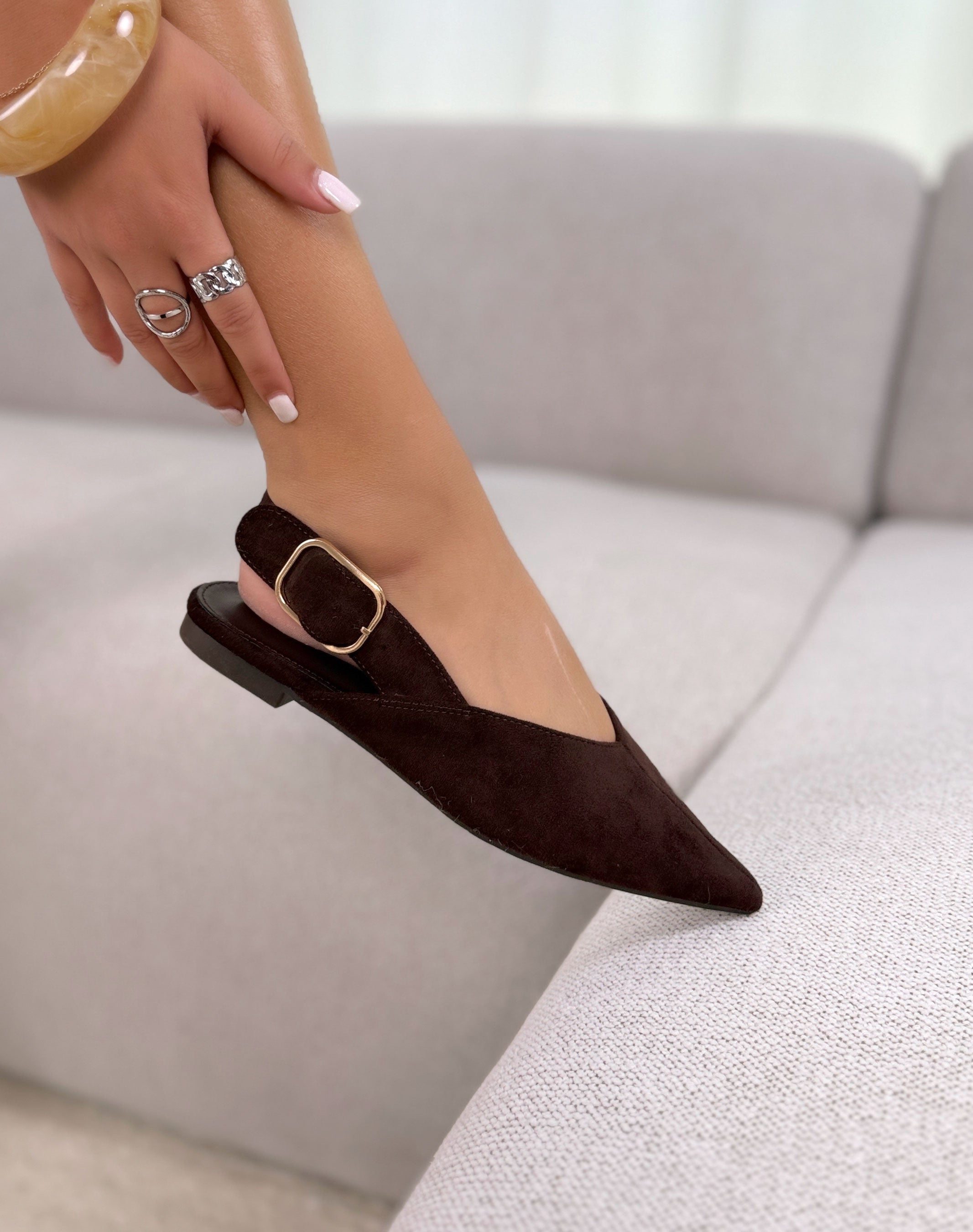 Escarpin plat femme marron élégant en suédine avec bout pointu et bride à boucle dorée