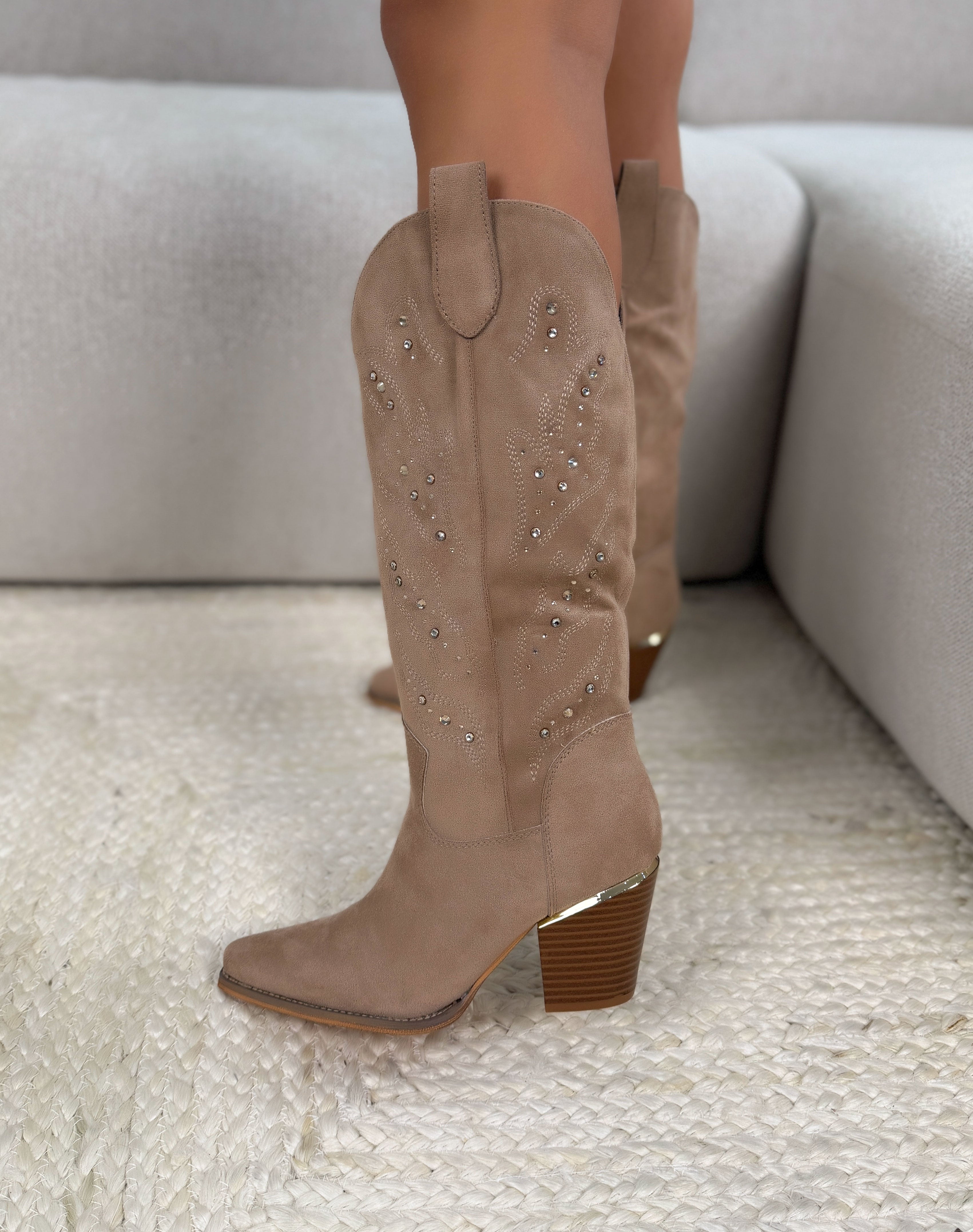 Botte santiag femme beige élégante en suédine avec strass et talon biseauté doré