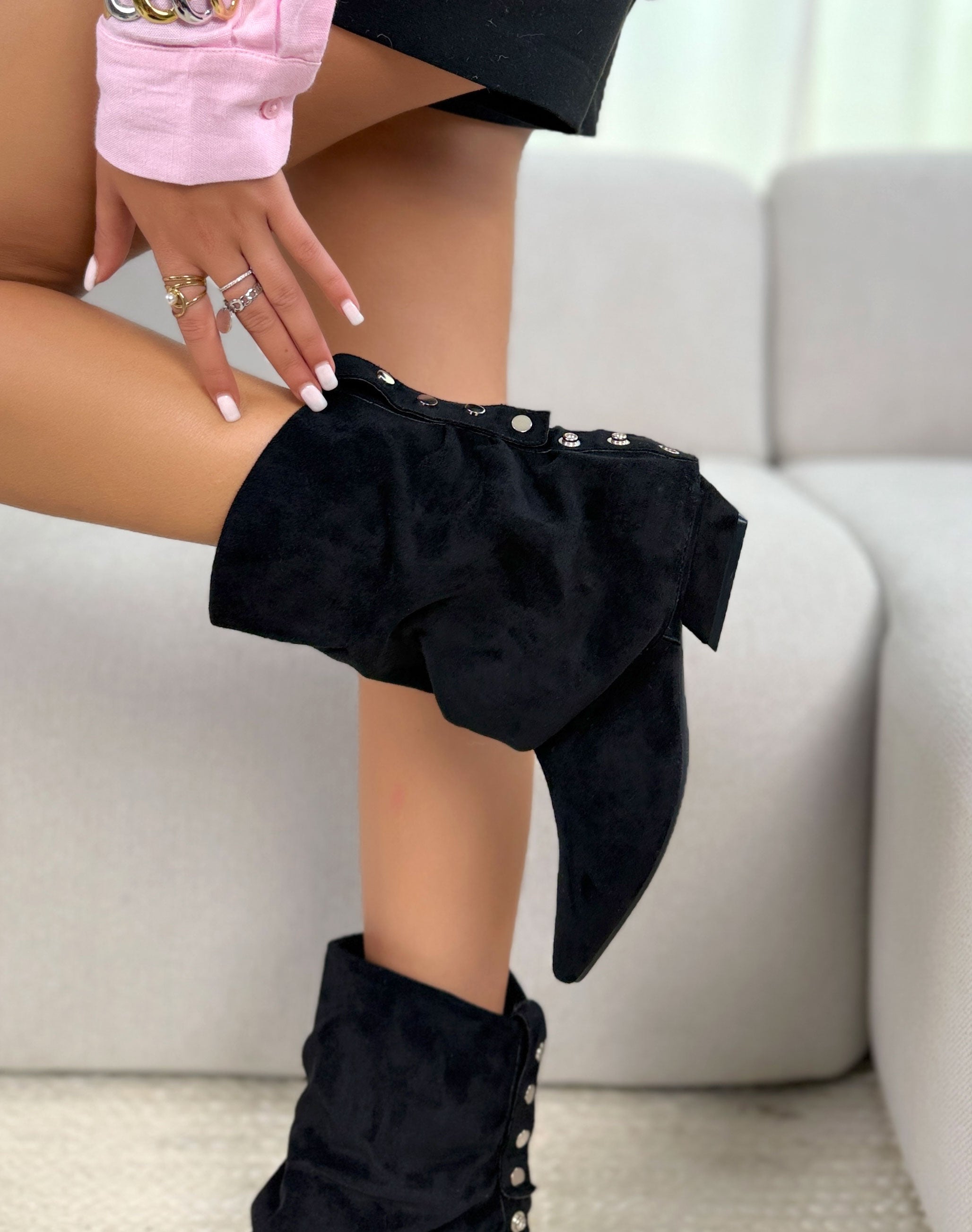 Bottine femme noire élégante à revers avec boutons argentés, bout pointu et petit talon