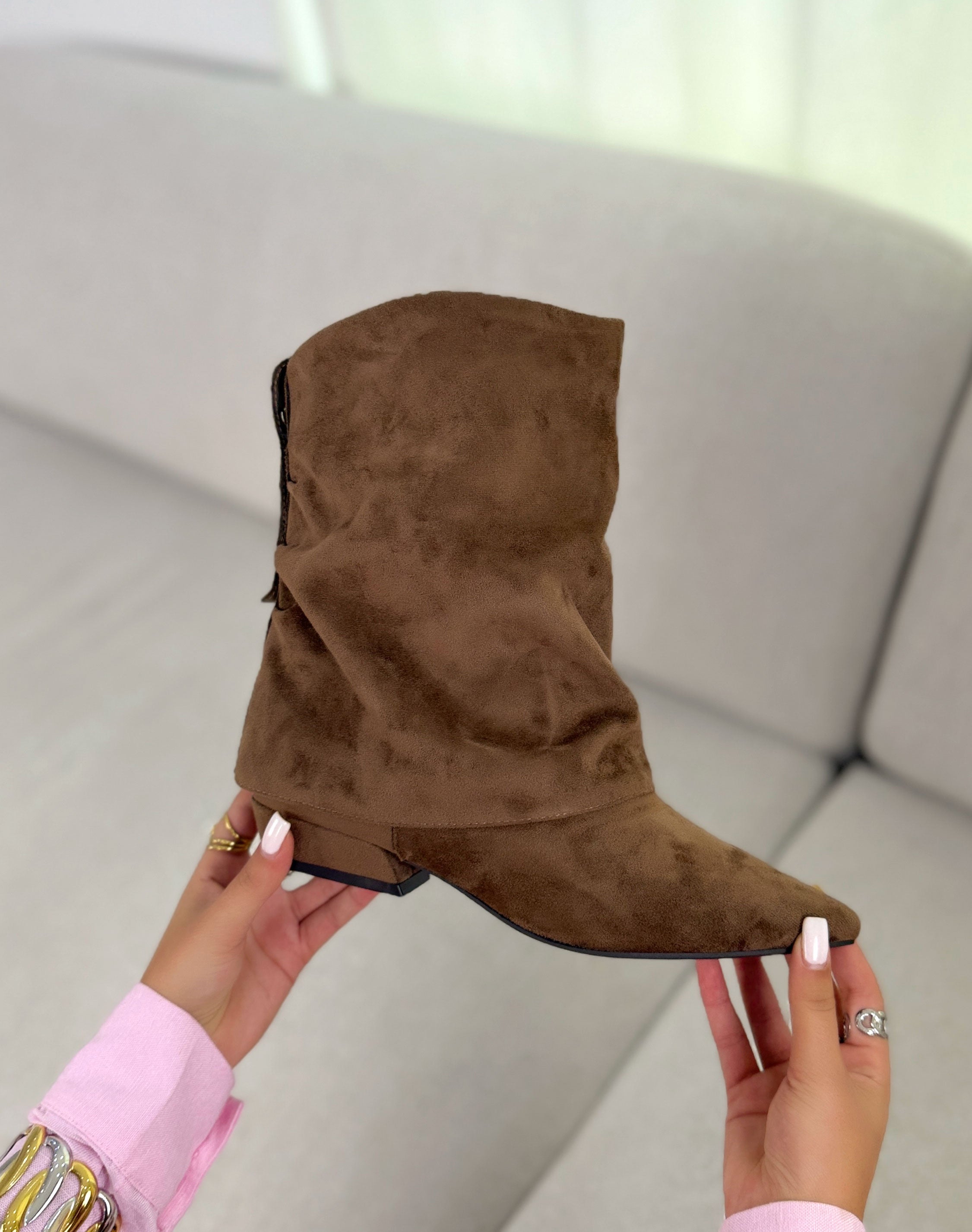 Bottine femme marron clair élégante à revers avec boutons argentés, bout pointu et petit talon