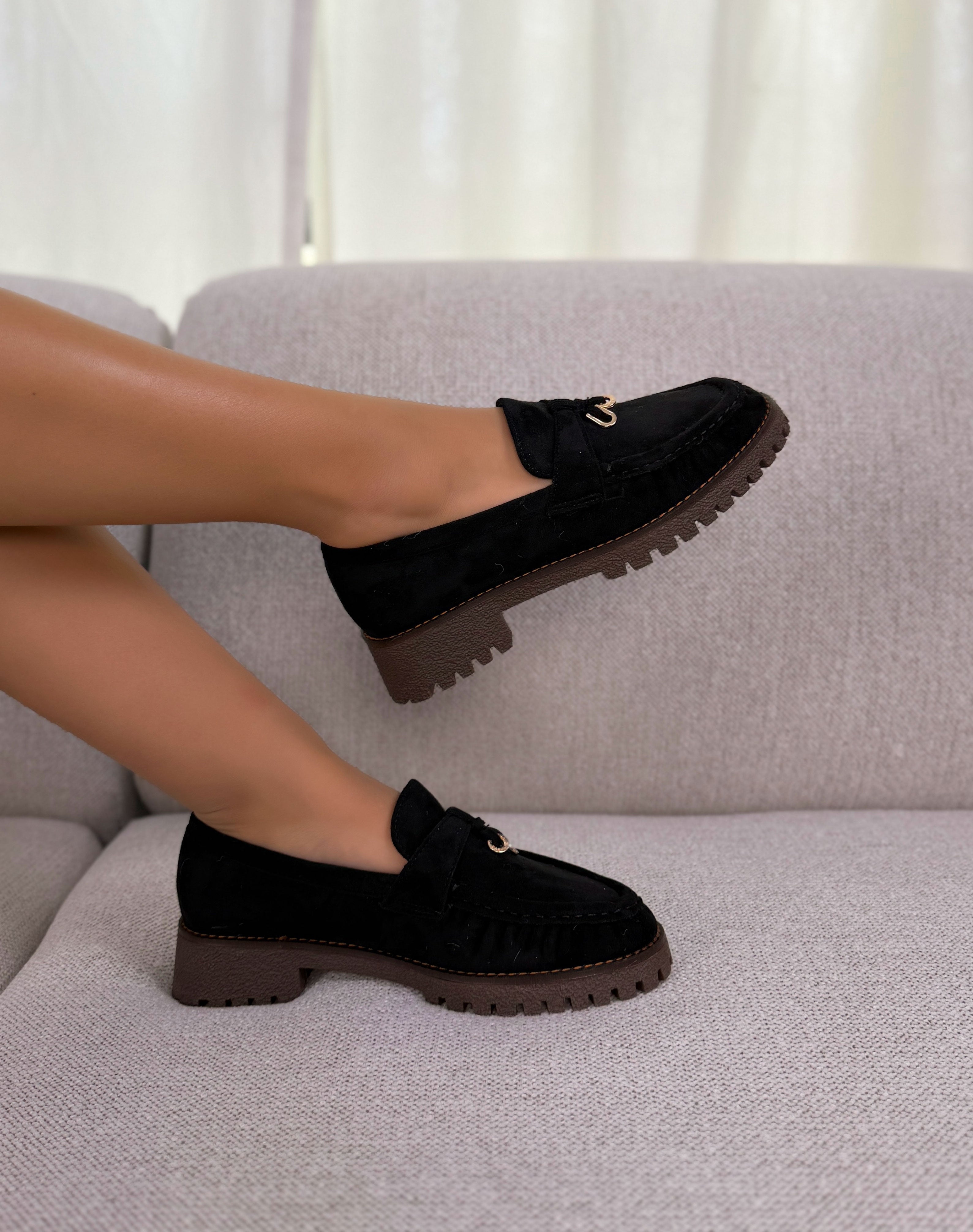 Mocassin femme noir élégant en suédine avec détail doré et semelle crantée marron