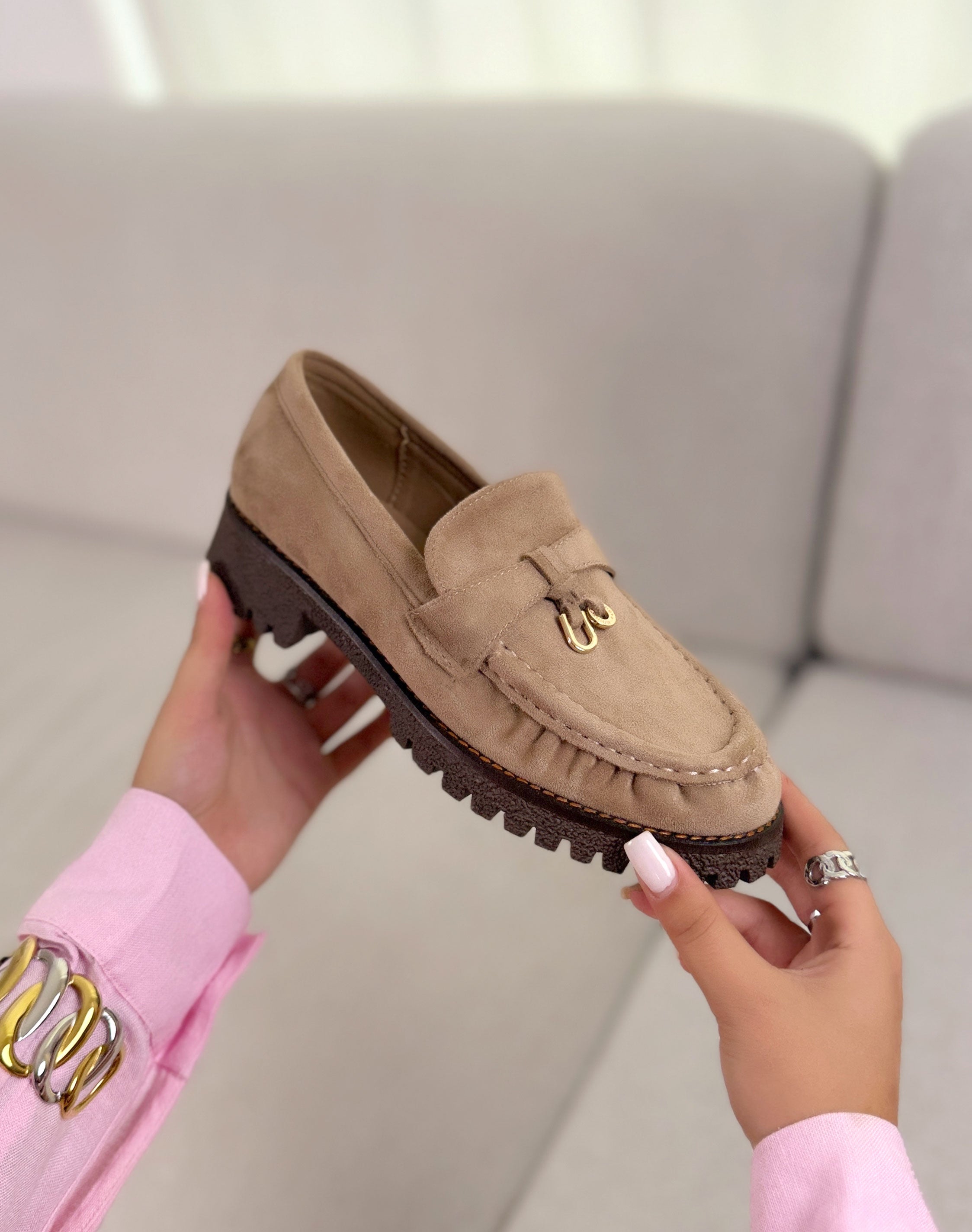 Mocassin femme beige élégant en suédine avec détail doré et semelle crantée marron