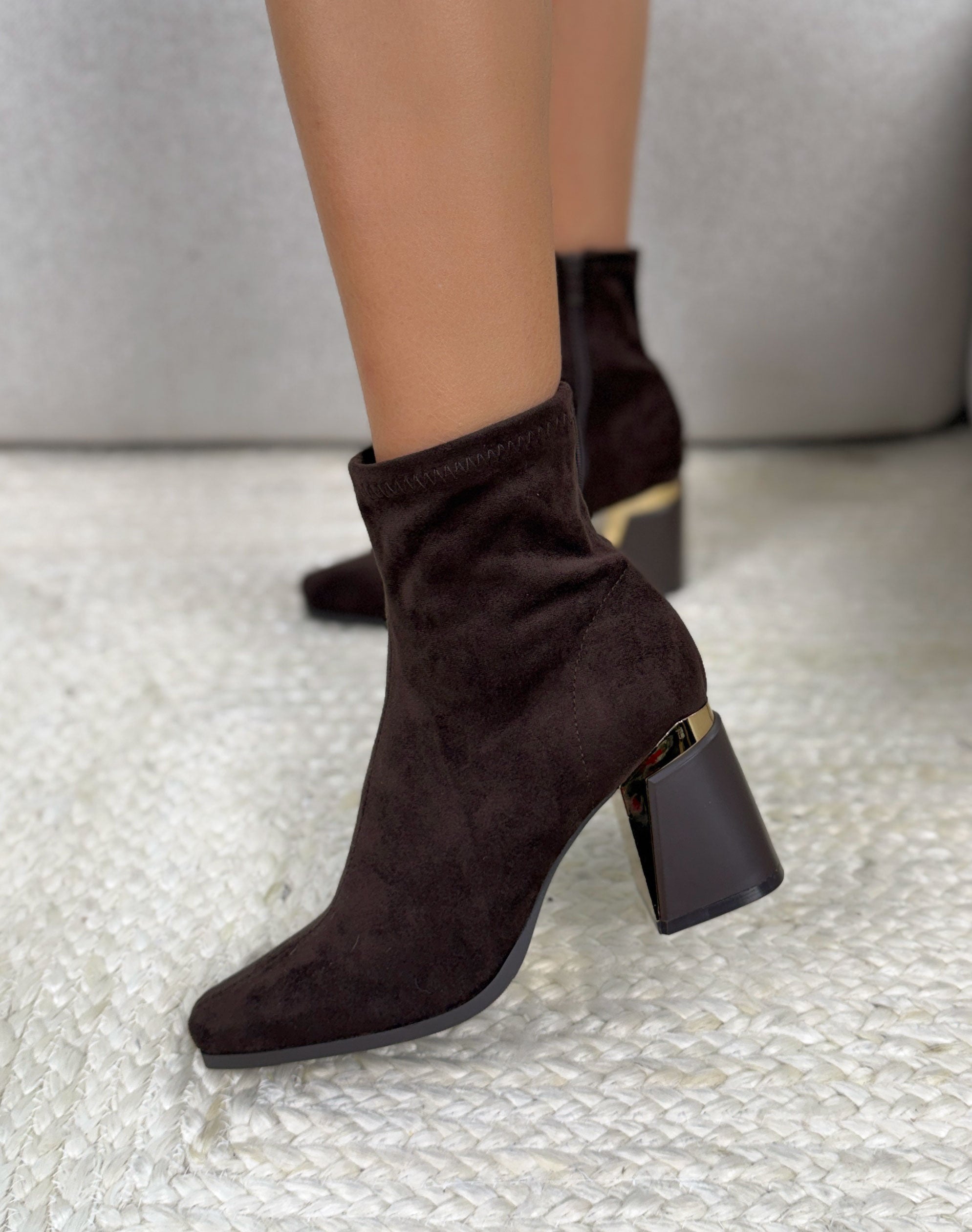 Bottine femme marron en suédine effet chaussette avec talon épais bi-matière élégant