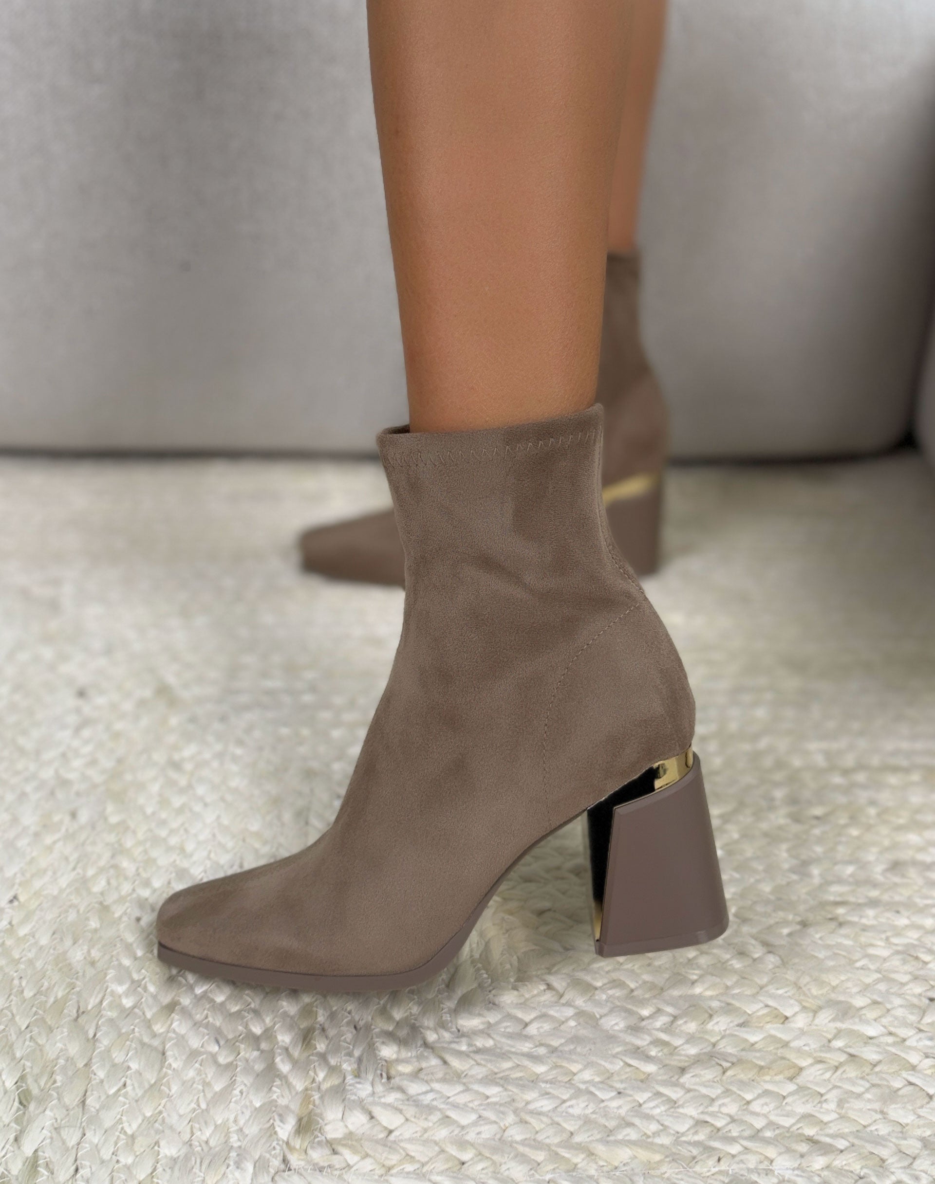 Bottine femme beige en suédine effet chaussette avec talon épais bi-matière élégant