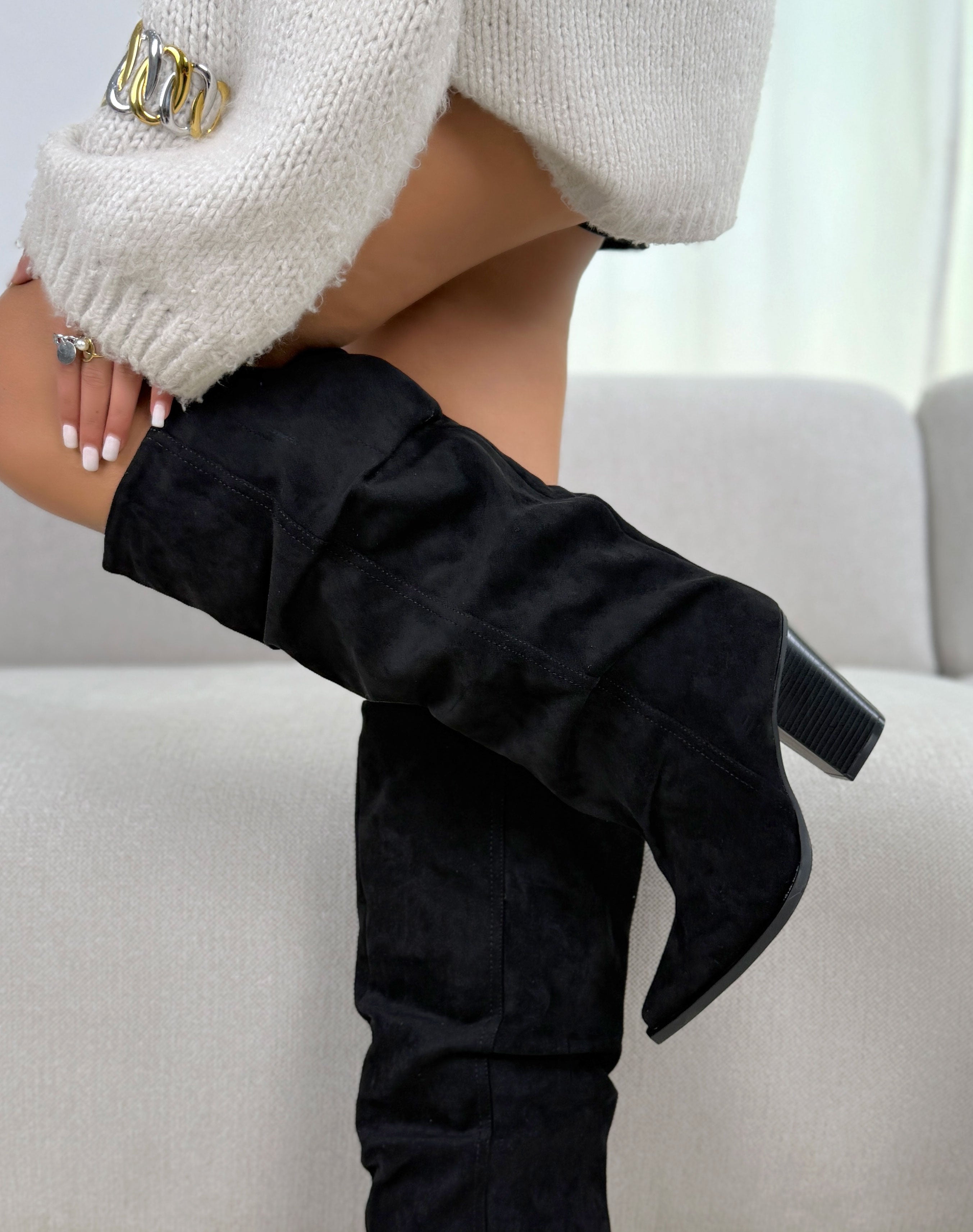 Botte femme noire tendance en suédine à tige large plissée avec talon épais biseauté