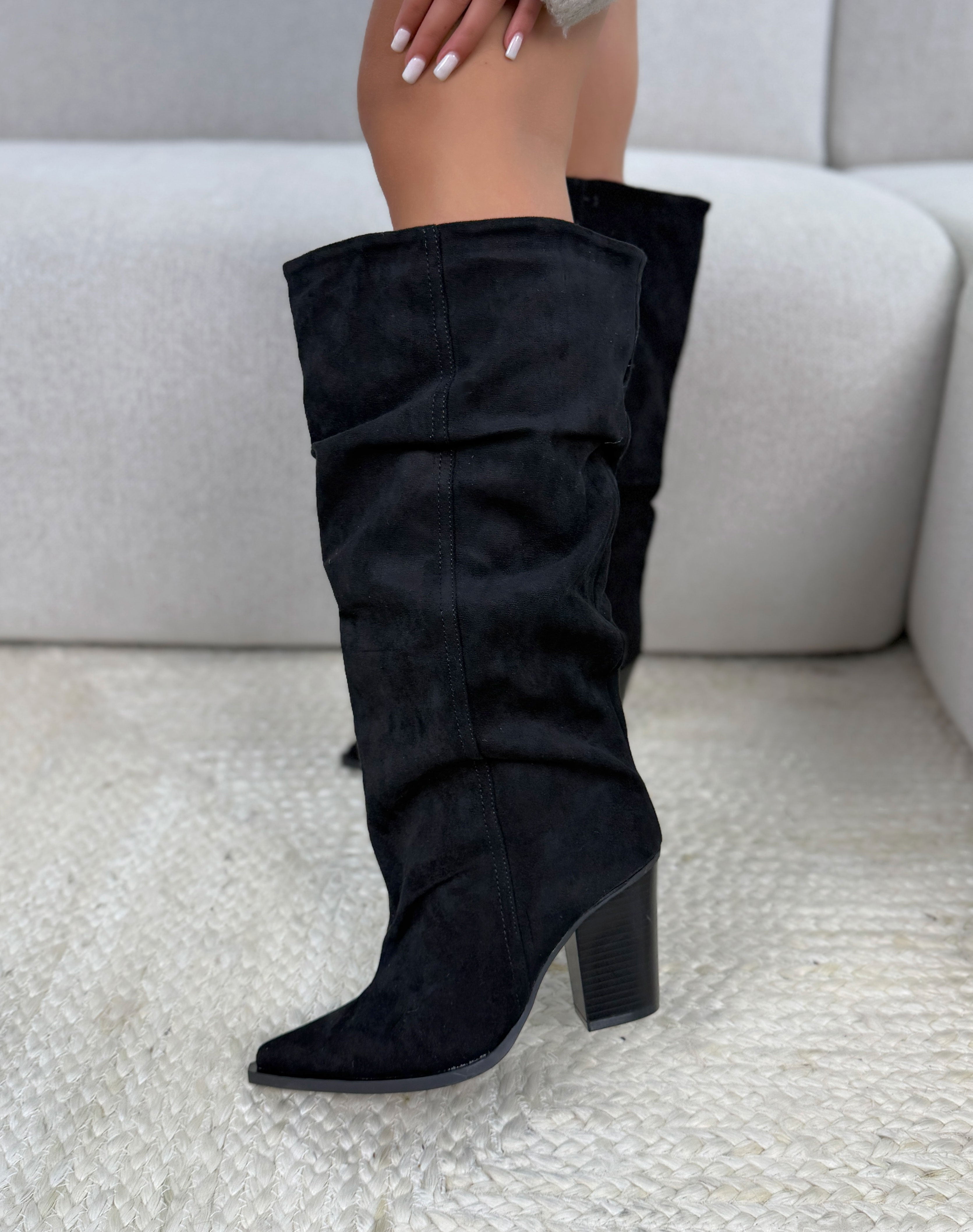 Botte femme noire tendance en suédine à tige large plissée avec talon épais biseauté