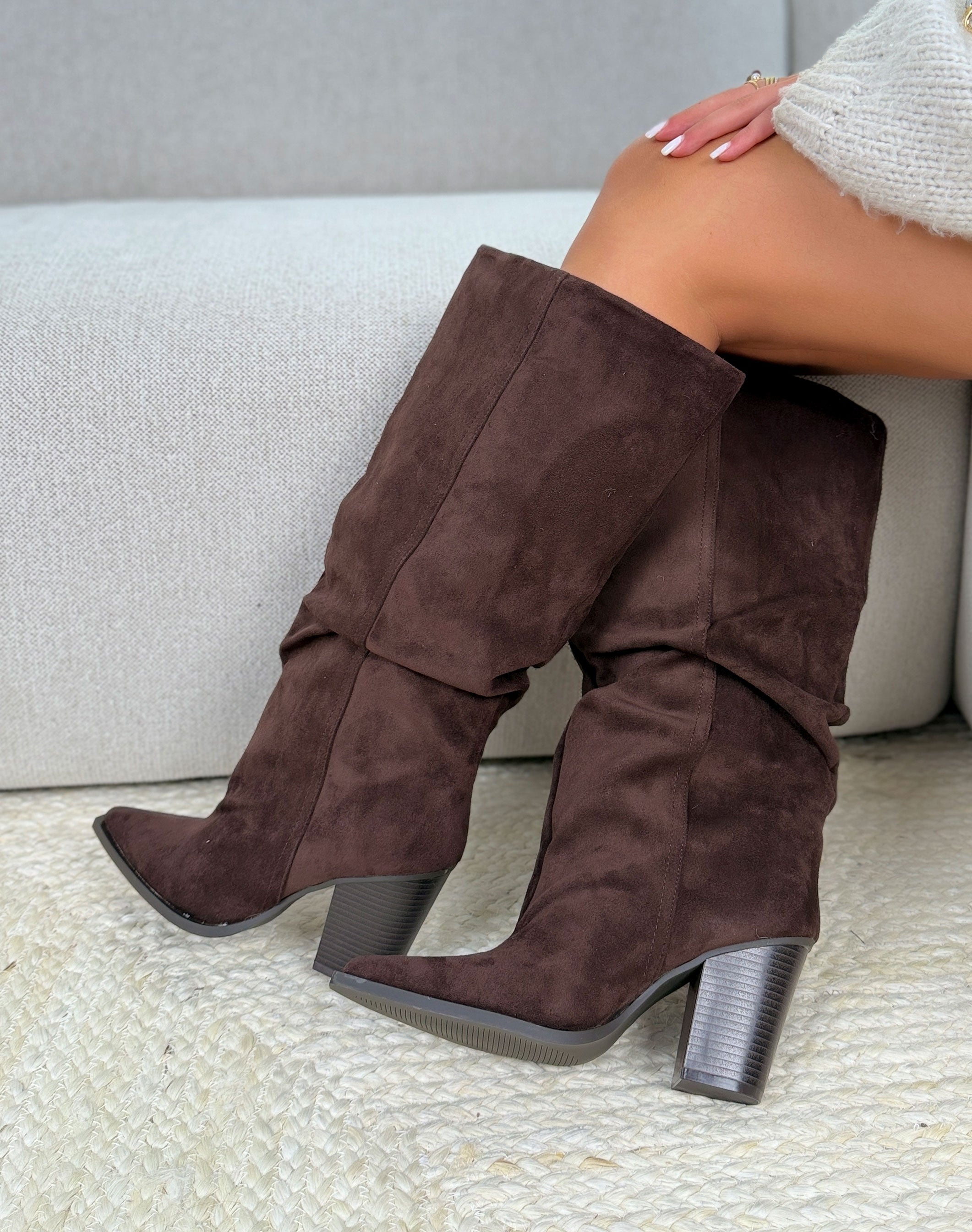 Botte femme marron tendance en suédine à tige large plissée avec talon épais biseauté