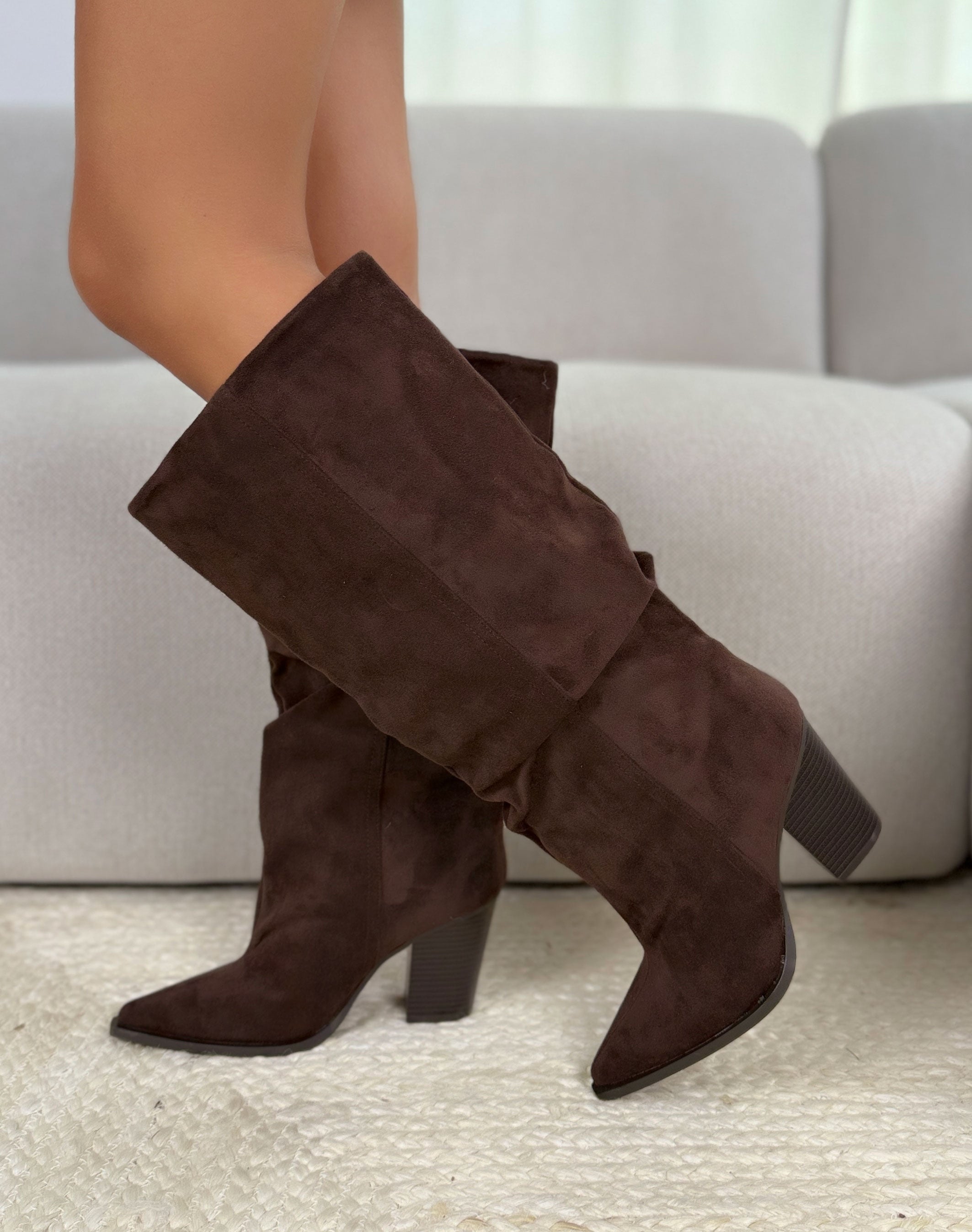 Botte femme marron tendance en suédine à tige large plissée avec talon épais biseauté