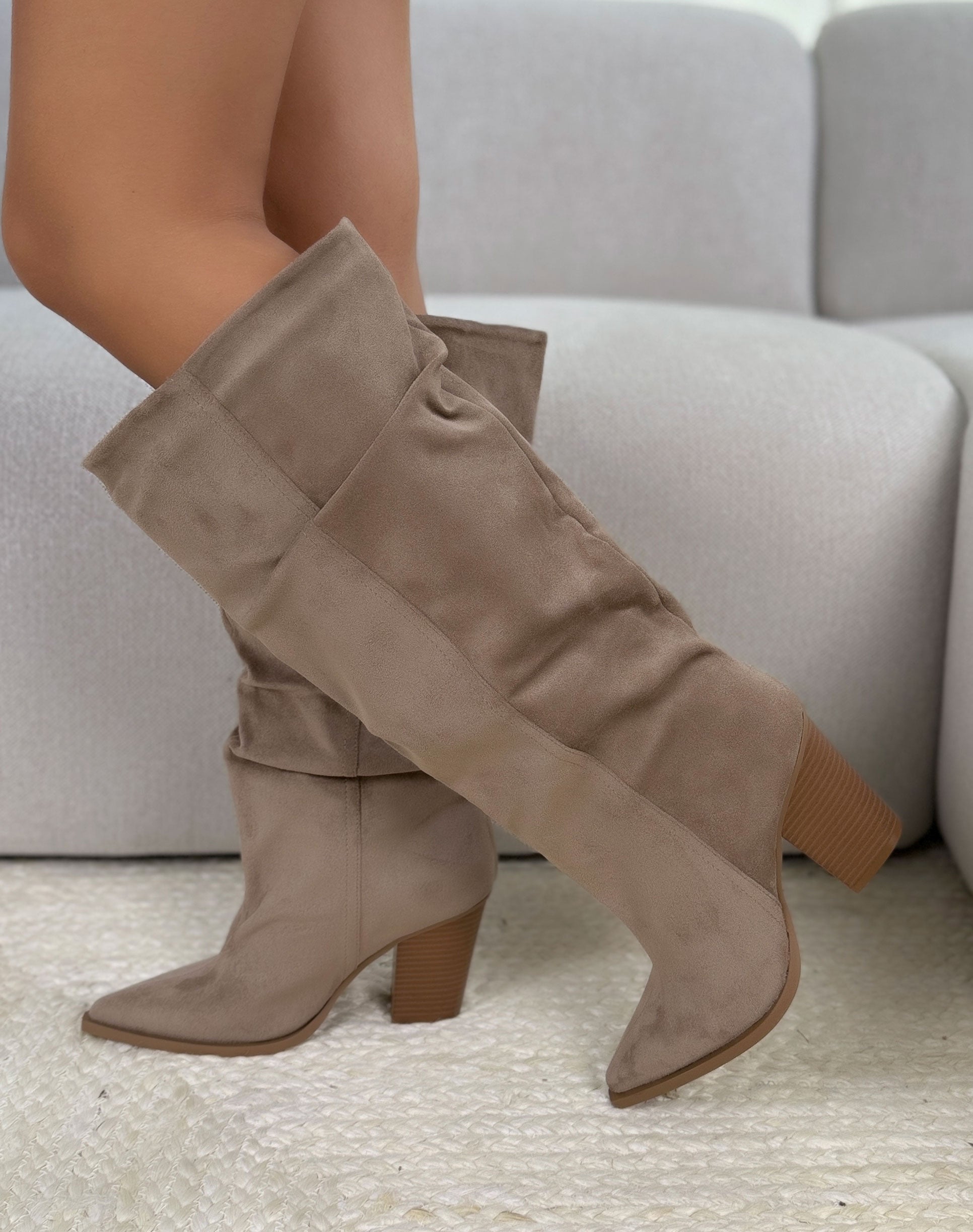 Botte femme beige élégante en suédine à tige large plissée avec talon épais biseauté