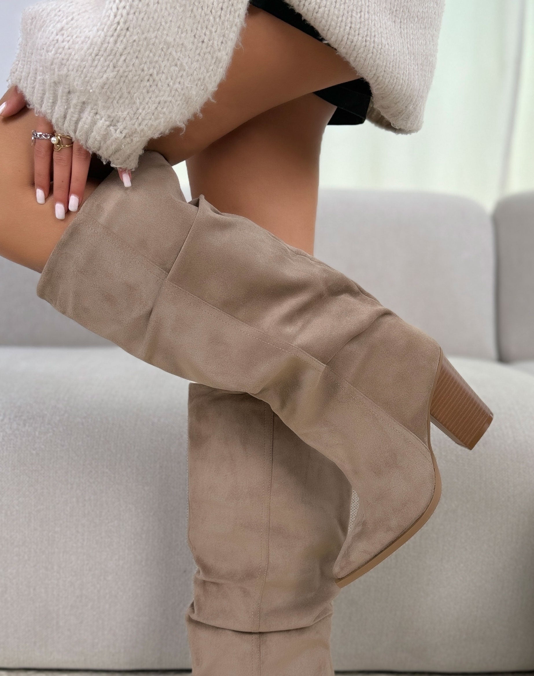 Botte femme beige élégante en suédine à tige large plissée avec talon épais biseauté