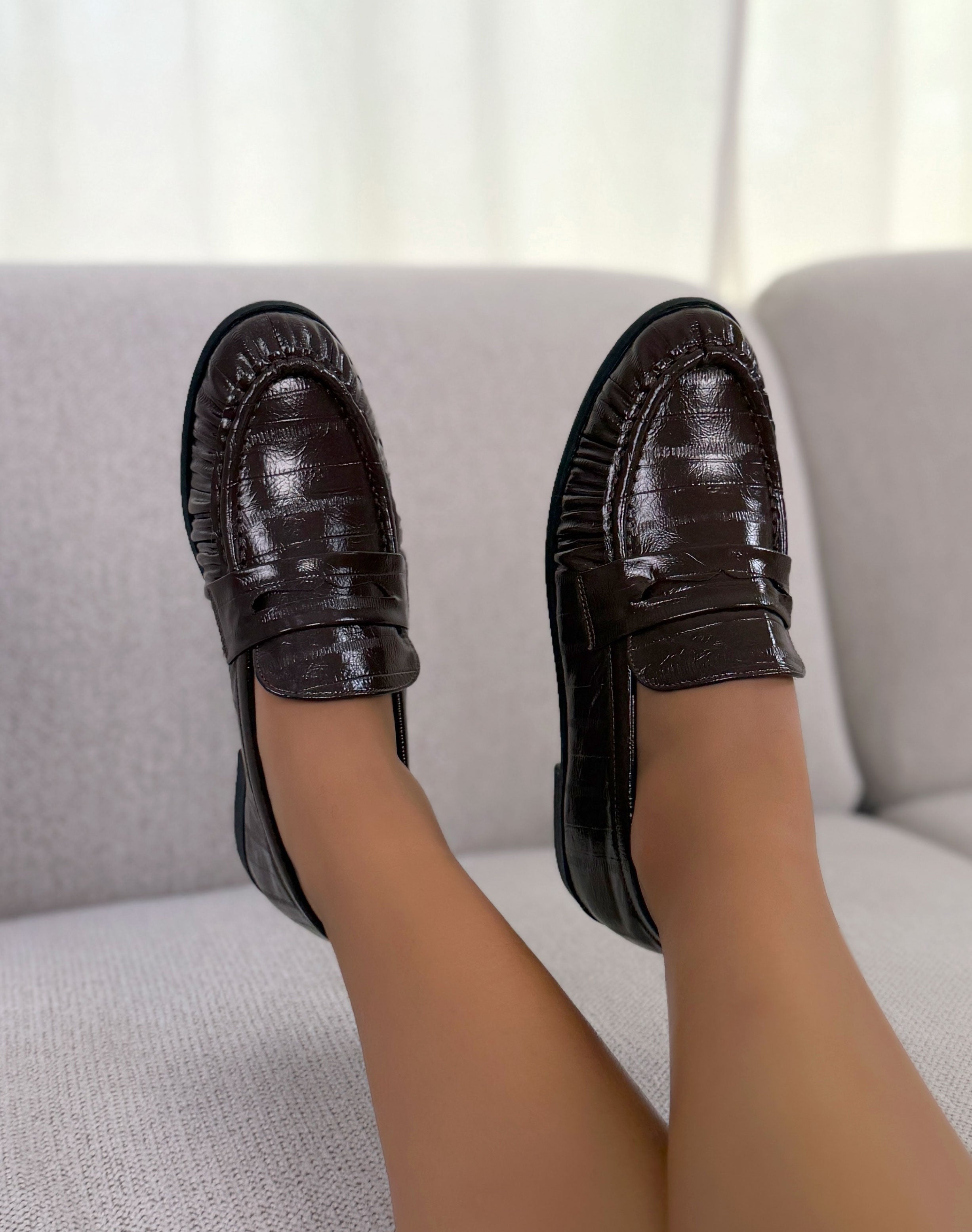 Mocassin femme marron verni tendance à bout plissé élégant