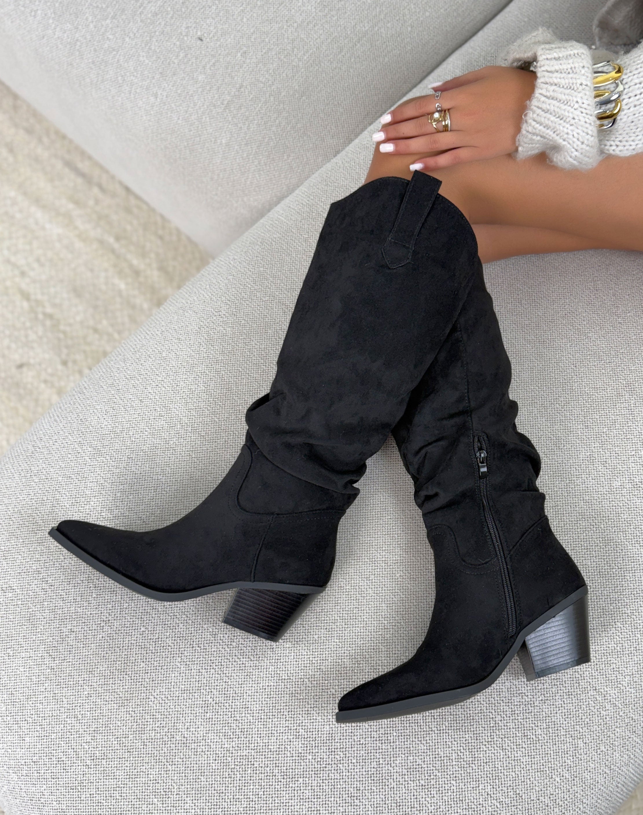 Bottes femme noires style santiags en suédine tendance à bout pointu et talon biseauté