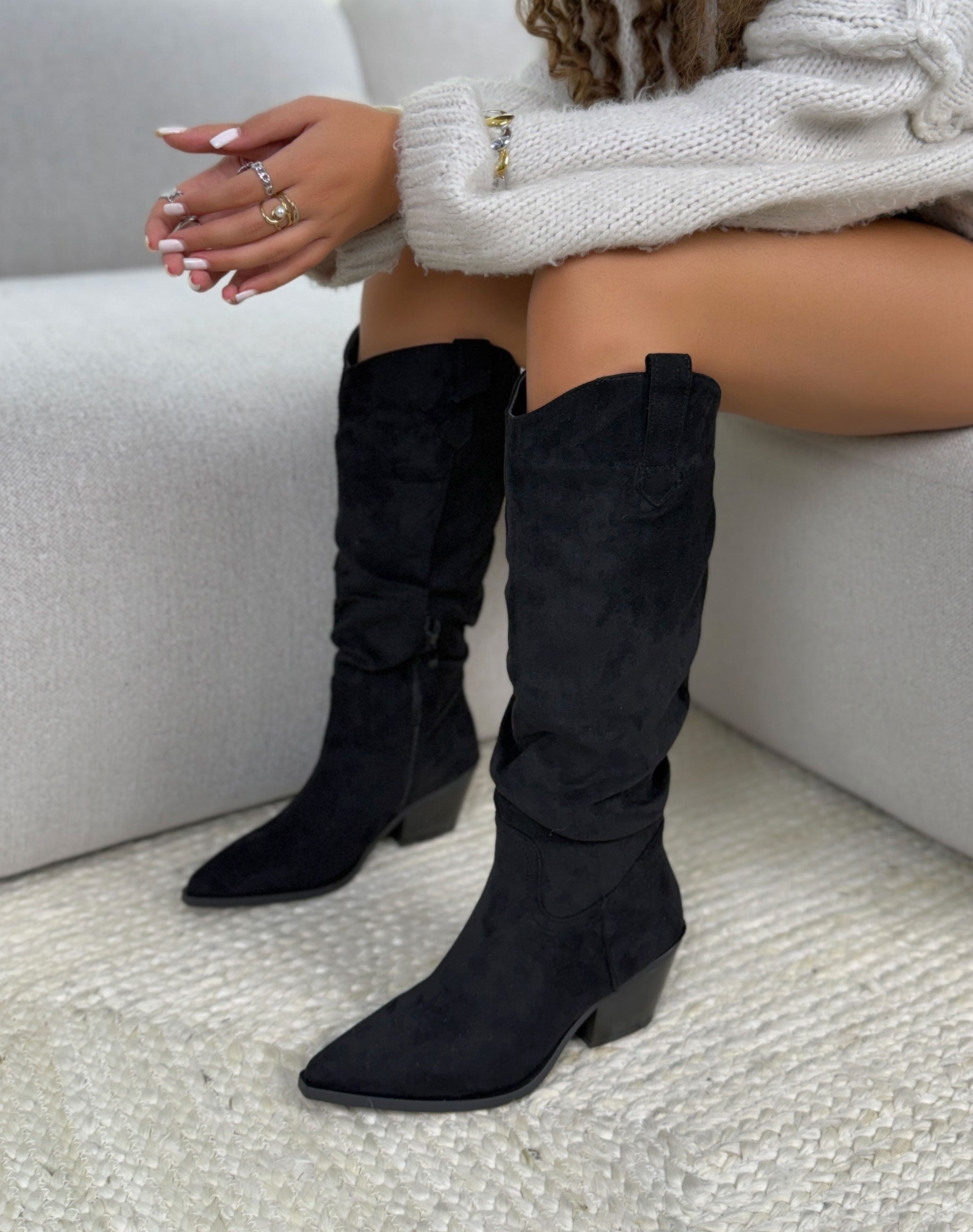 Bottes femme noires style santiags en suédine tendance à bout pointu et talon biseauté