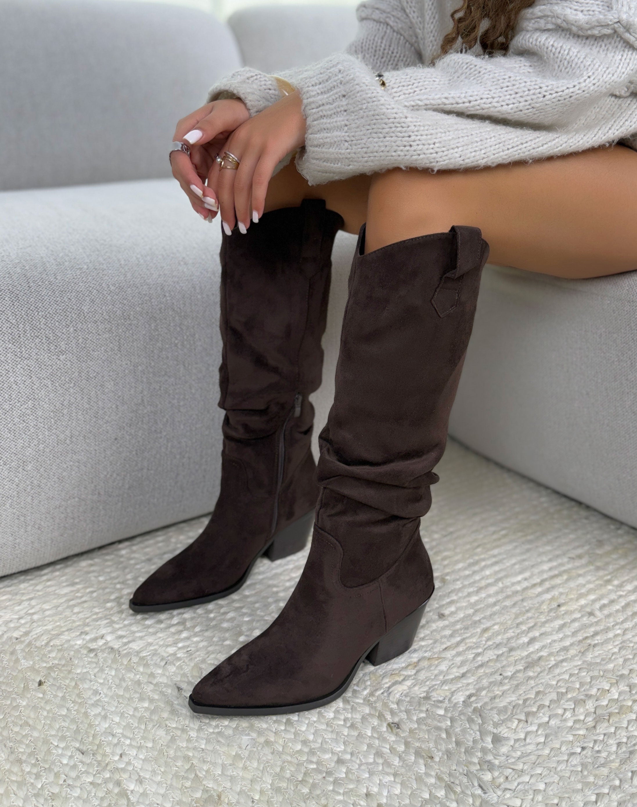 Bottes femme marron style santiags en suédine élégantes à bout pointu et talon biseauté
