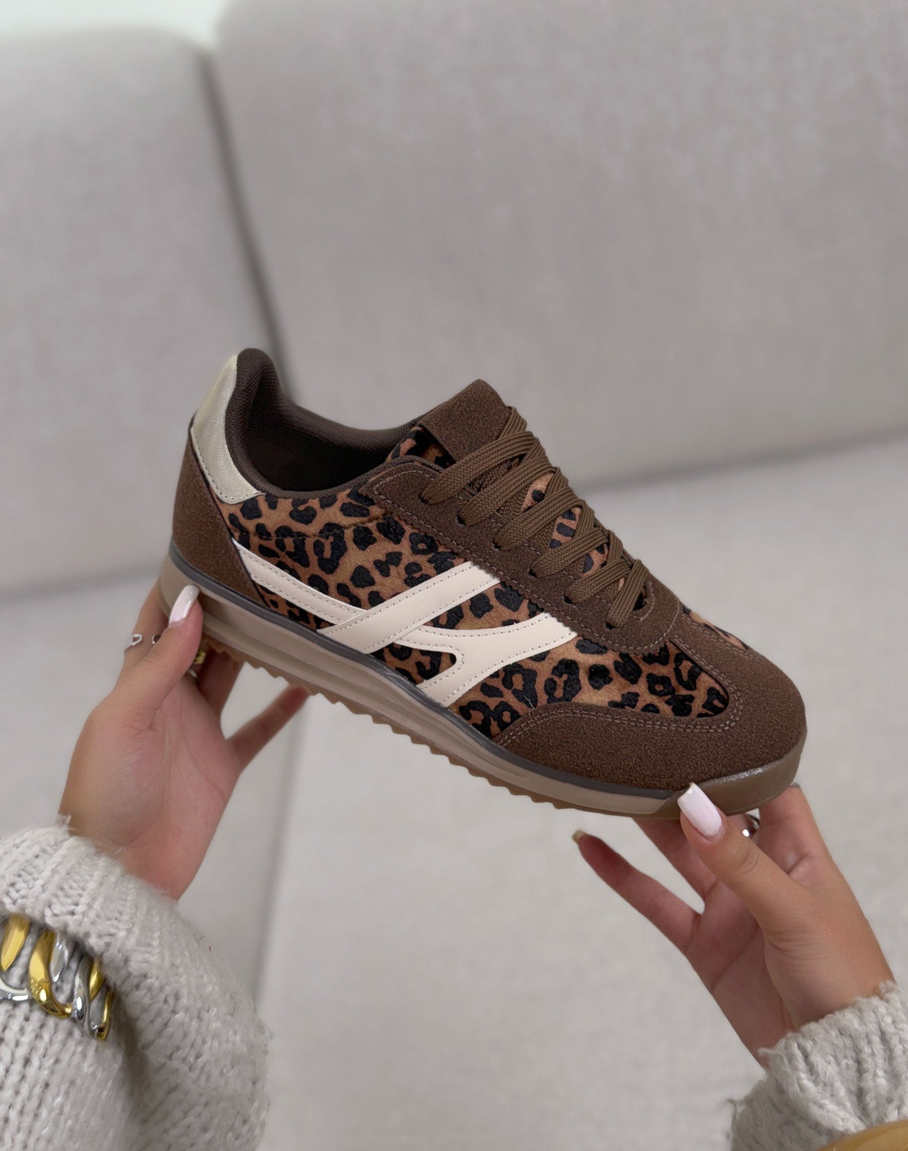 Basket femme marron tendance en suédine avec imprimé léopard et bandes blanches