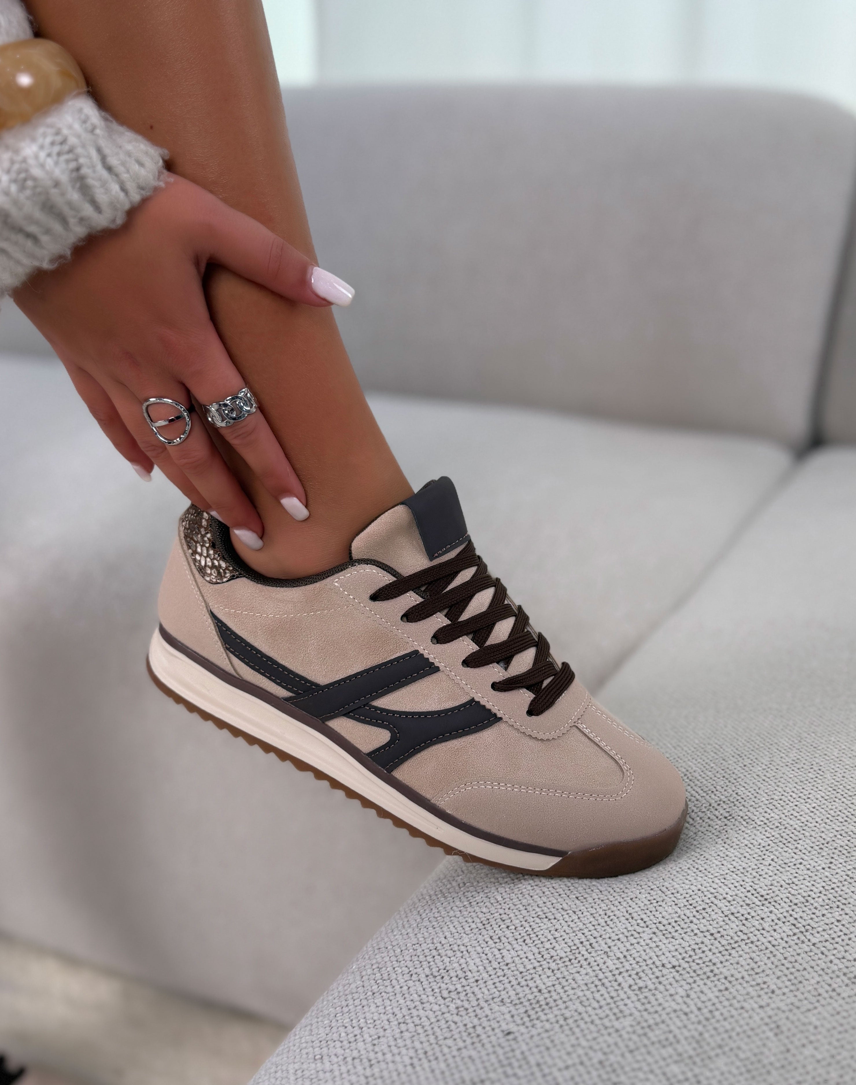 Basket femme beige tendance en suédine avec bandes marron et détail effet serpent