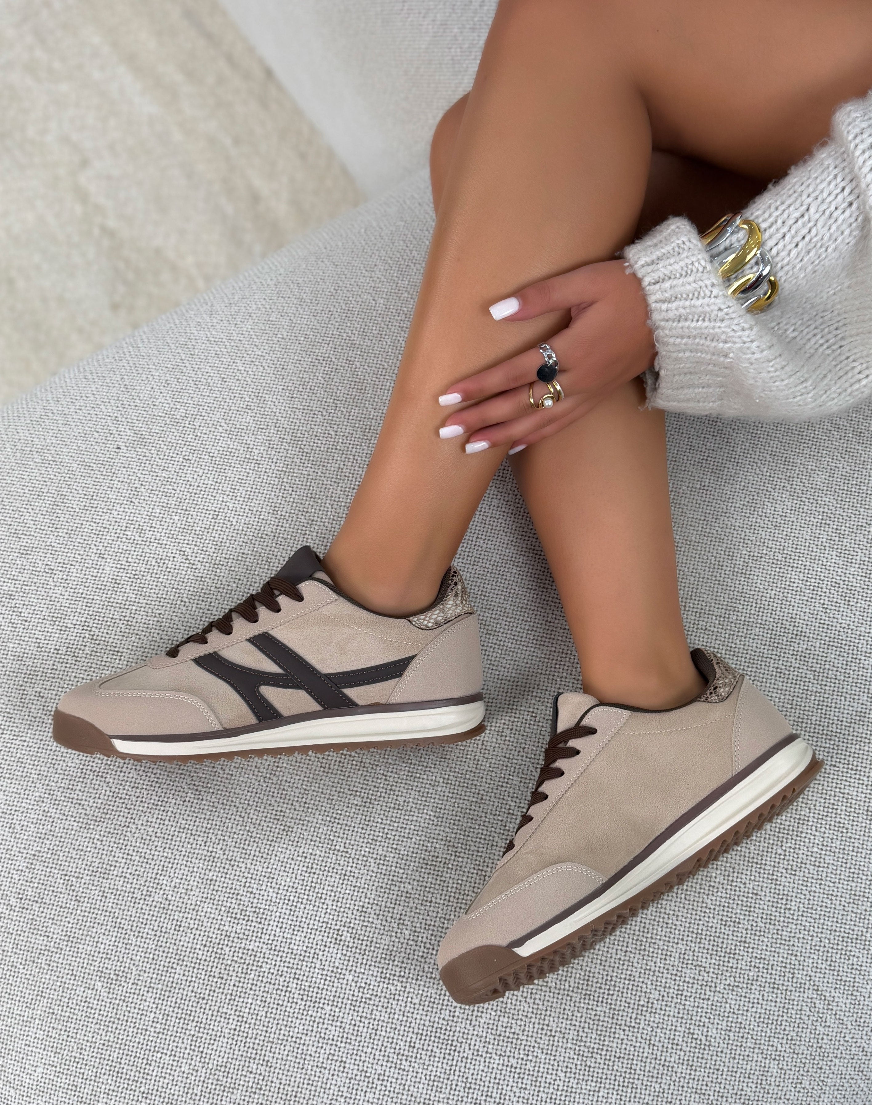 Basket femme beige tendance en suédine avec bandes marron et détail effet serpent