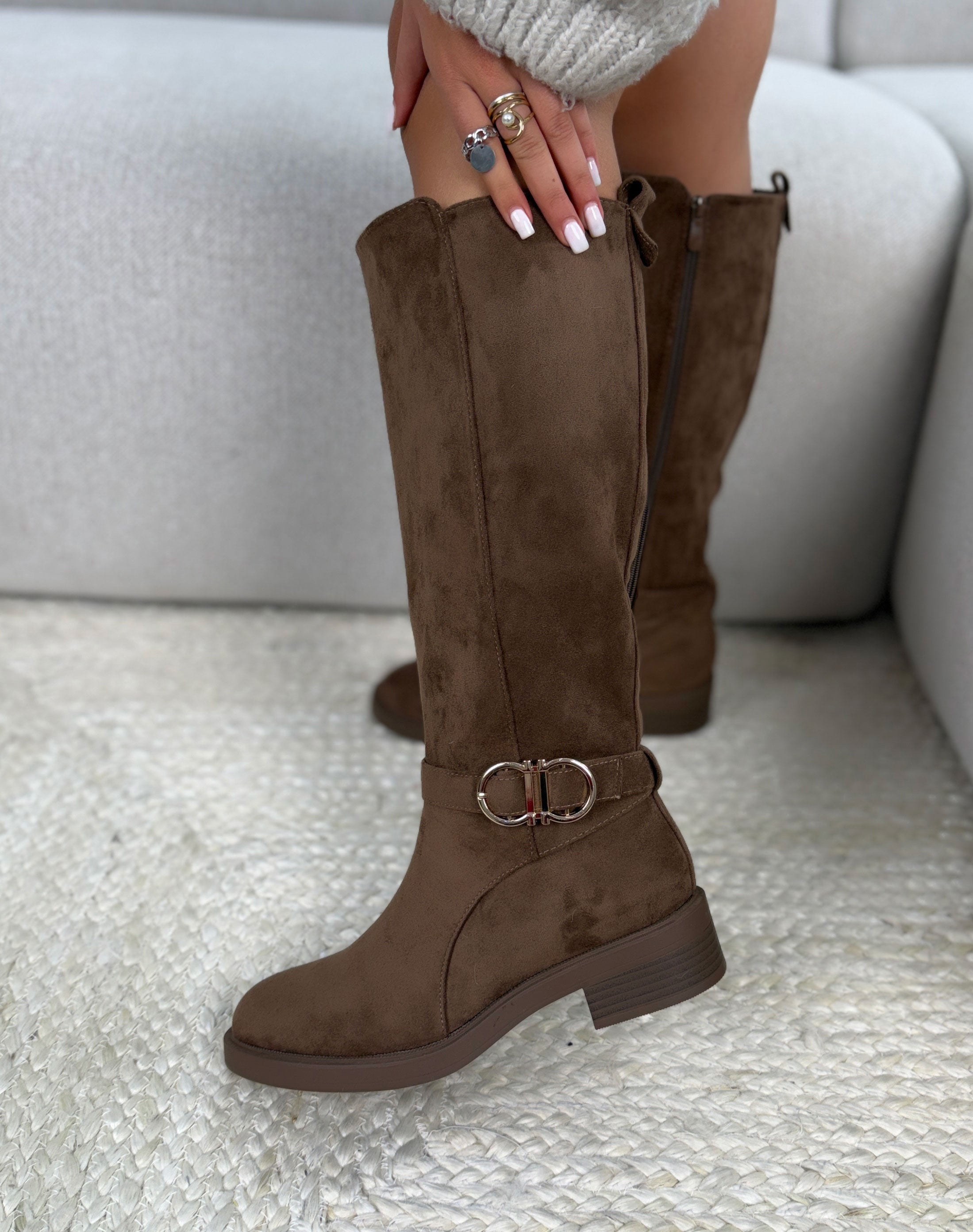 Bottes femme marron clair élégantes en suédine avec double boucle dorée et petit talon confortable