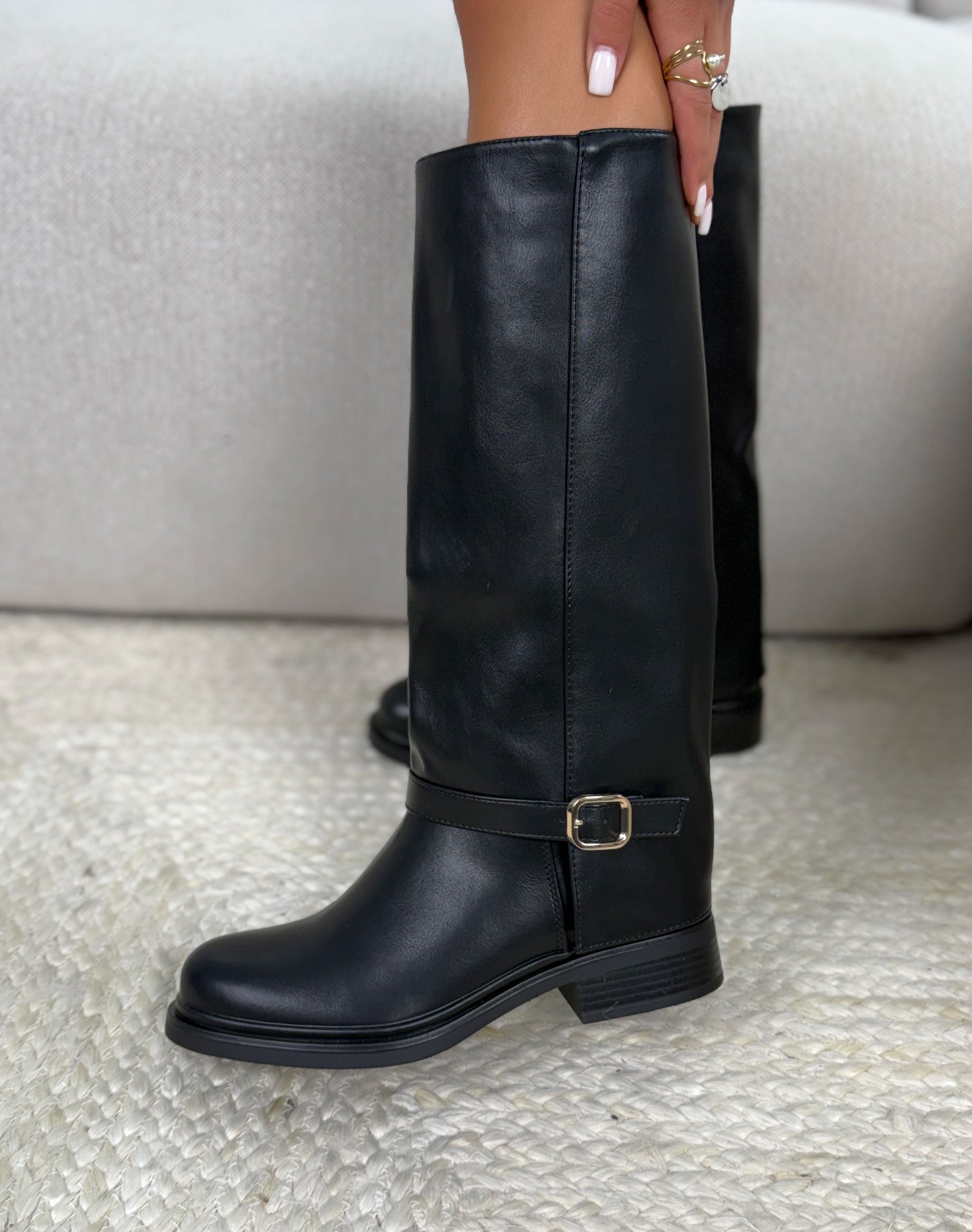 Bottes femme noires élégantes à revers avec sangle décorative dorée et petit talon confortable