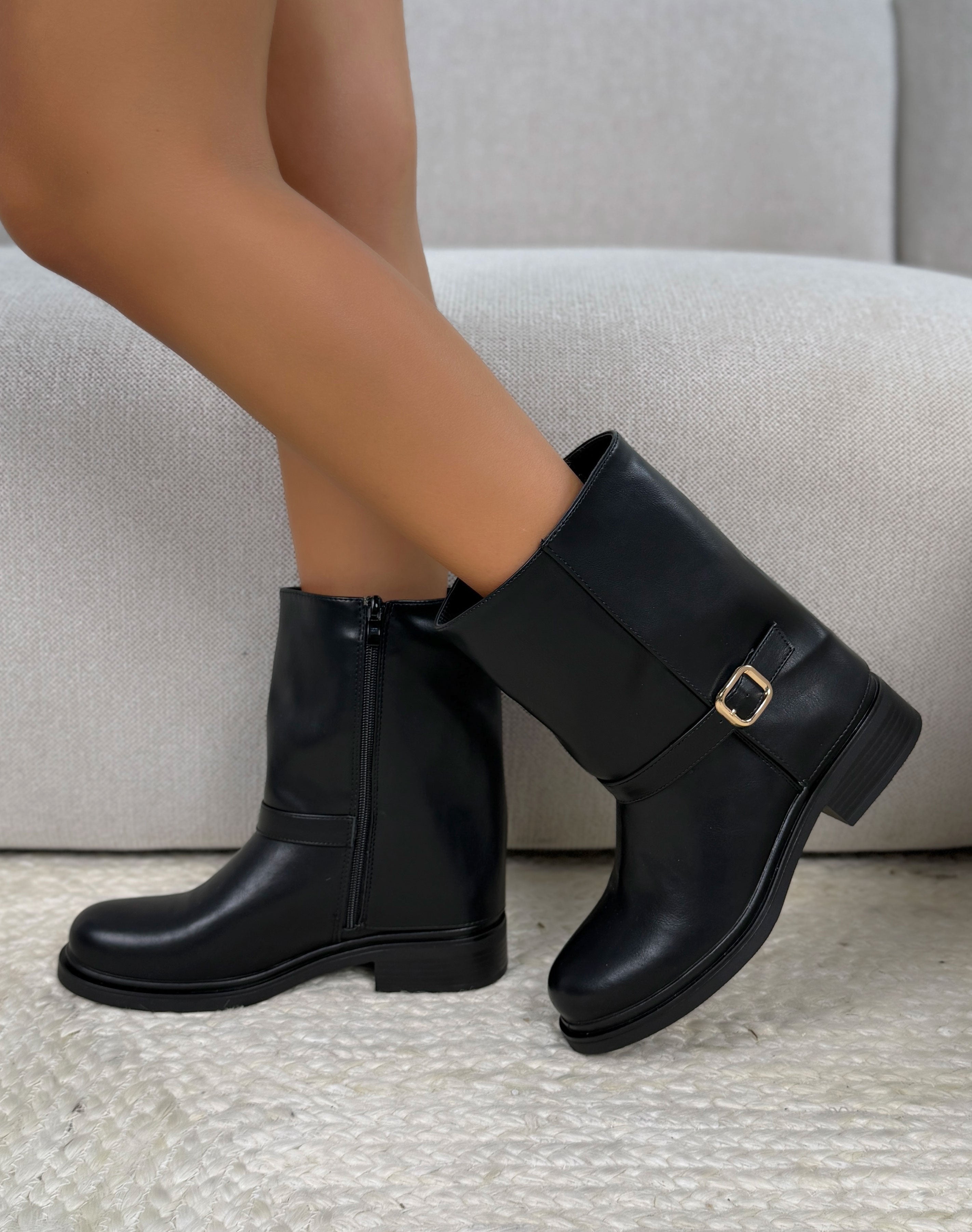 Bottines femme noires élégantes à revers avec sangle décorative dorée et petit talon confortable