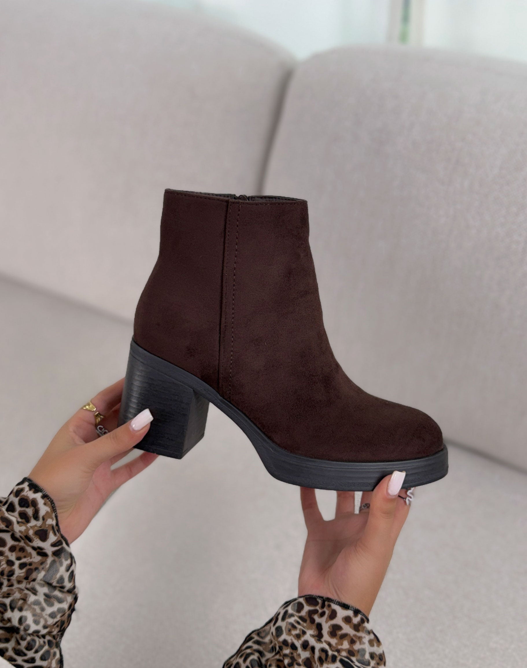 Bottines femme marron tendance en suédine à talon épais et semelle plateforme
